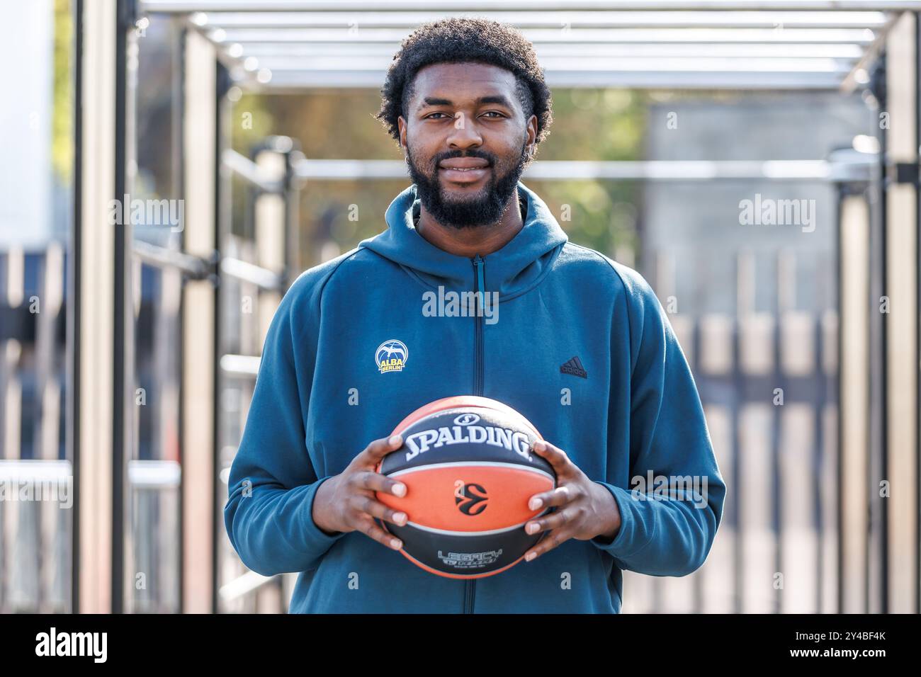 Berlino, Germania. 17 settembre 2024. Pallacanestro: Bundesliga, conferenza stampa di apertura della stagione ad Alba Berlin. Trevion Williams tiene la palla tra le mani. Crediti: Andreas Gora/dpa/Alamy Live News Foto Stock