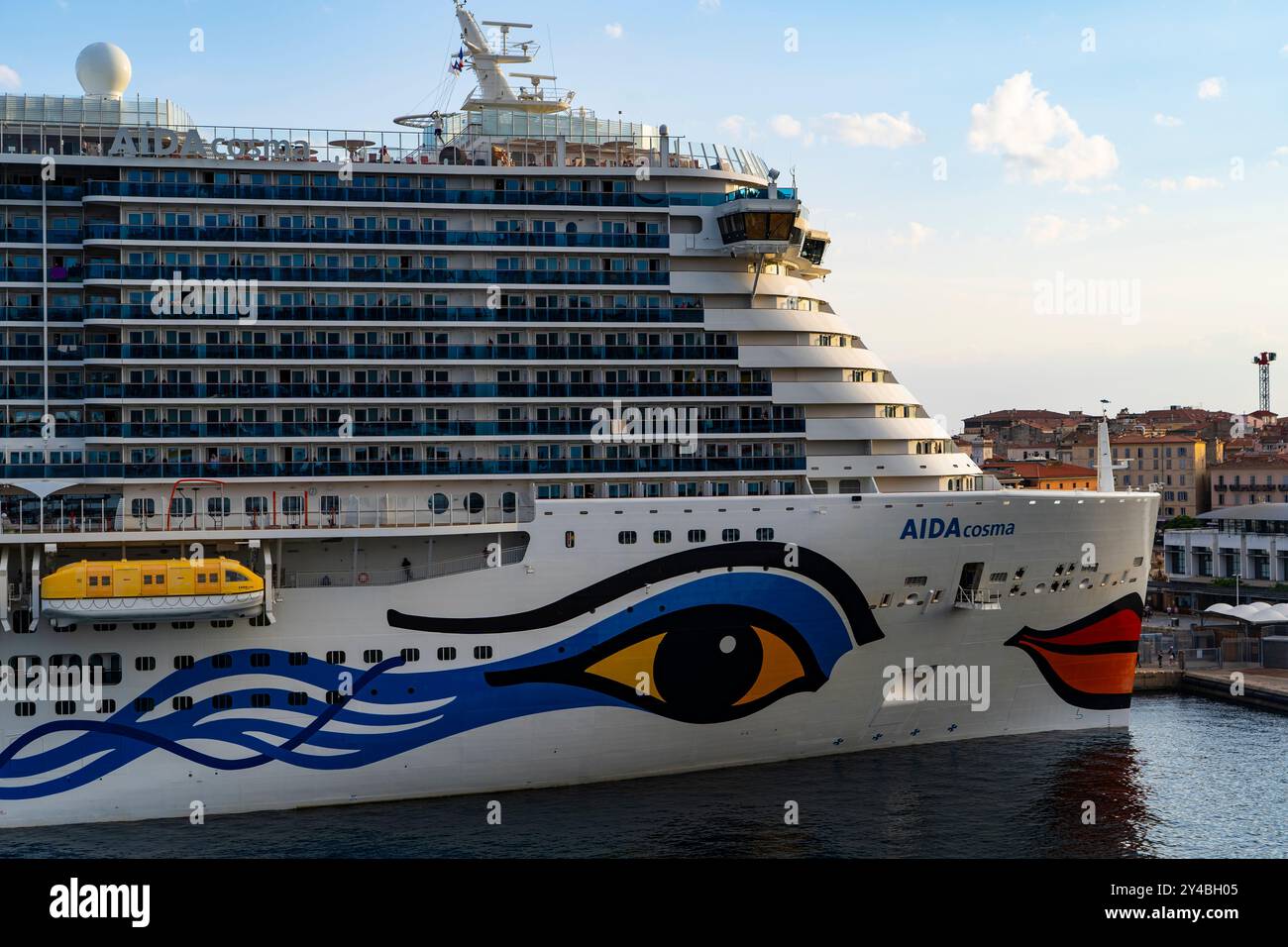 Nave da crociera Aida Cosma nel porto di Ajaccio, Corsica nave da crociera Aida Cosma nel porto di Ajaccio, Corsica, che trasporta più di 6000 passeggeri, e S Foto Stock