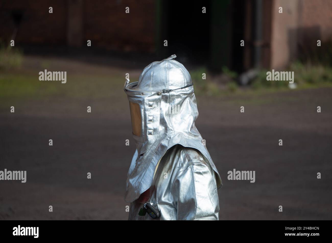 Brema, Germania. 17 settembre 2024. Un operaio dell'area dell'altoforno indossa una tuta ignifuga. Crediti: Alicia Windzio/dpa/Alamy Live News Foto Stock