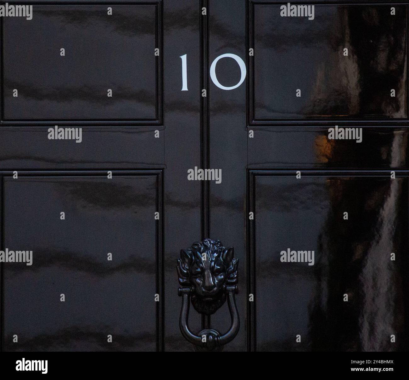 Londra, Inghilterra, Regno Unito. 17 settembre 2024. Porta d'ingresso dell'ufficio del primo ministro del Regno Unito al 10 di Downing Street. (Credit Image: © Tayfun Salci/ZUMA Press Wire) SOLO PER USO EDITORIALE! Non per USO commerciale! Foto Stock