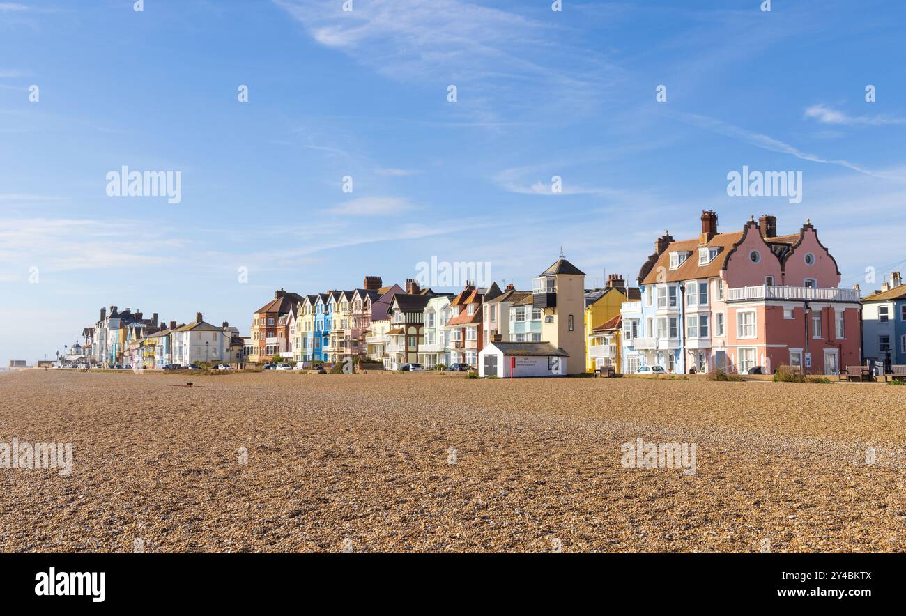 Edifici colorati di fronte alla spiaggia in una giornata di sole con cielo blu. Aldeburgh, Suffolk. REGNO UNITO Foto Stock