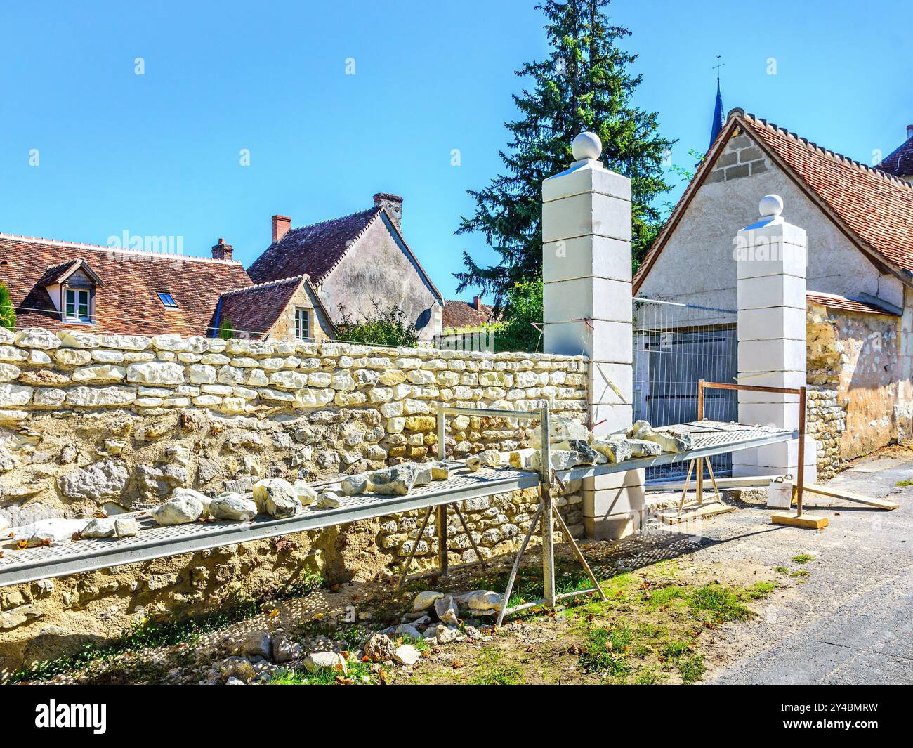 Blocchi di tufo/calcare locali e pietre casuali utilizzati per costruire un nuovo cancello di ingresso alla casa - Boussay, Indre-et-Loire (37), Francia. Foto Stock