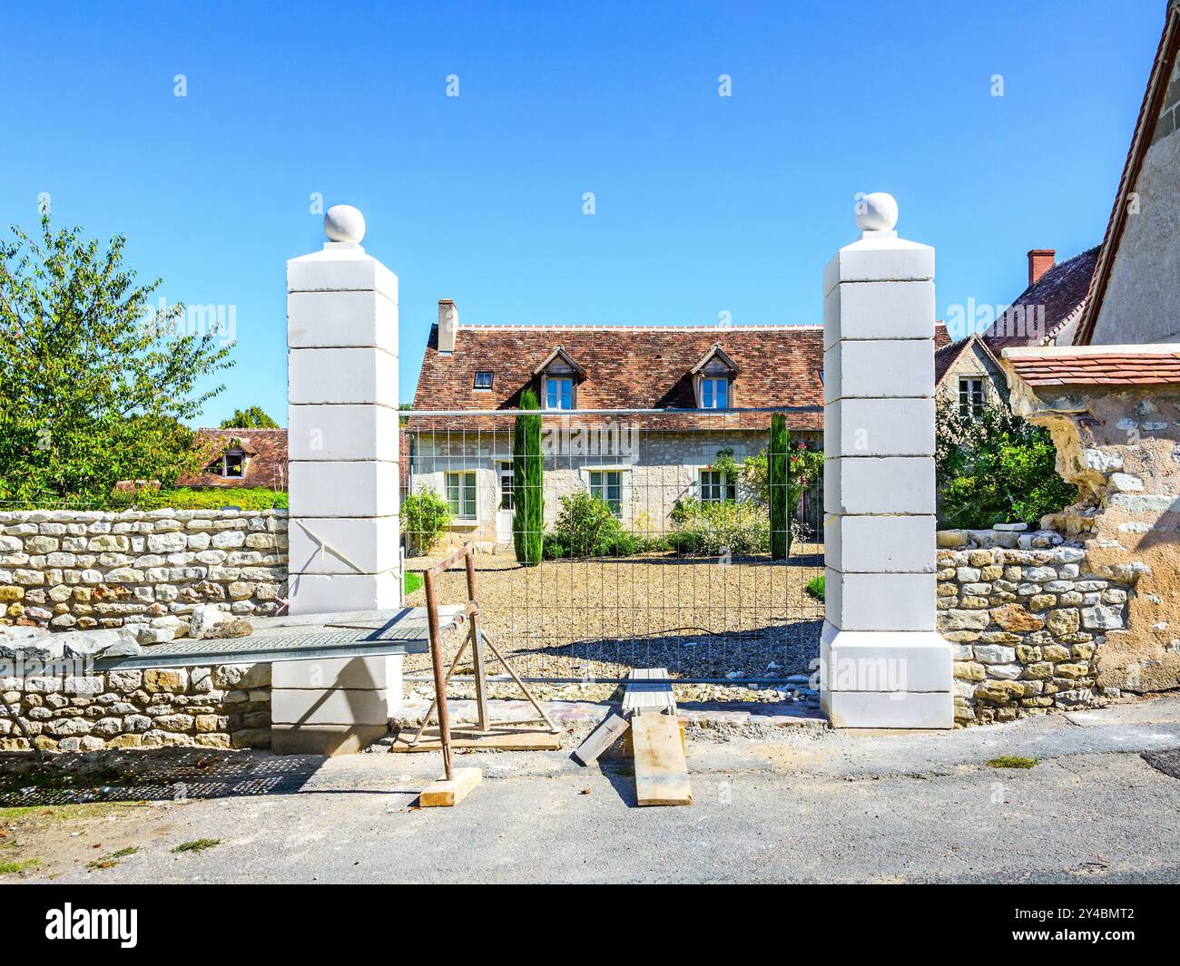Blocchi di tufo/calcare locali e pietre casuali utilizzati per costruire un nuovo cancello di ingresso alla casa - Boussay, Indre-et-Loire (37), Francia. Foto Stock