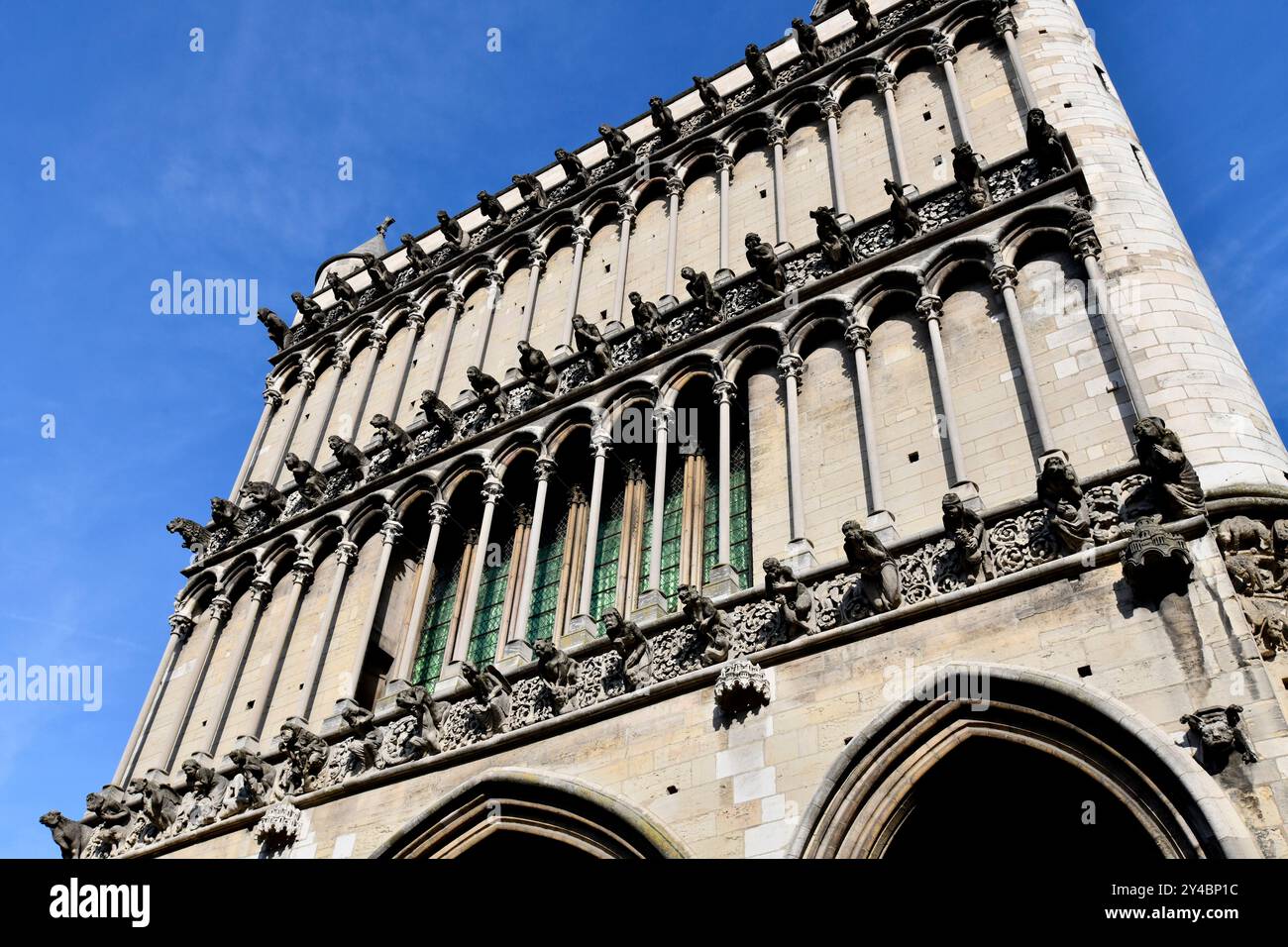 Digione, Francia, 2024. Gargoyle sulla facciata occidentale della Chiesa di Notre-Dame de Dijon, Francia, Foto Stock