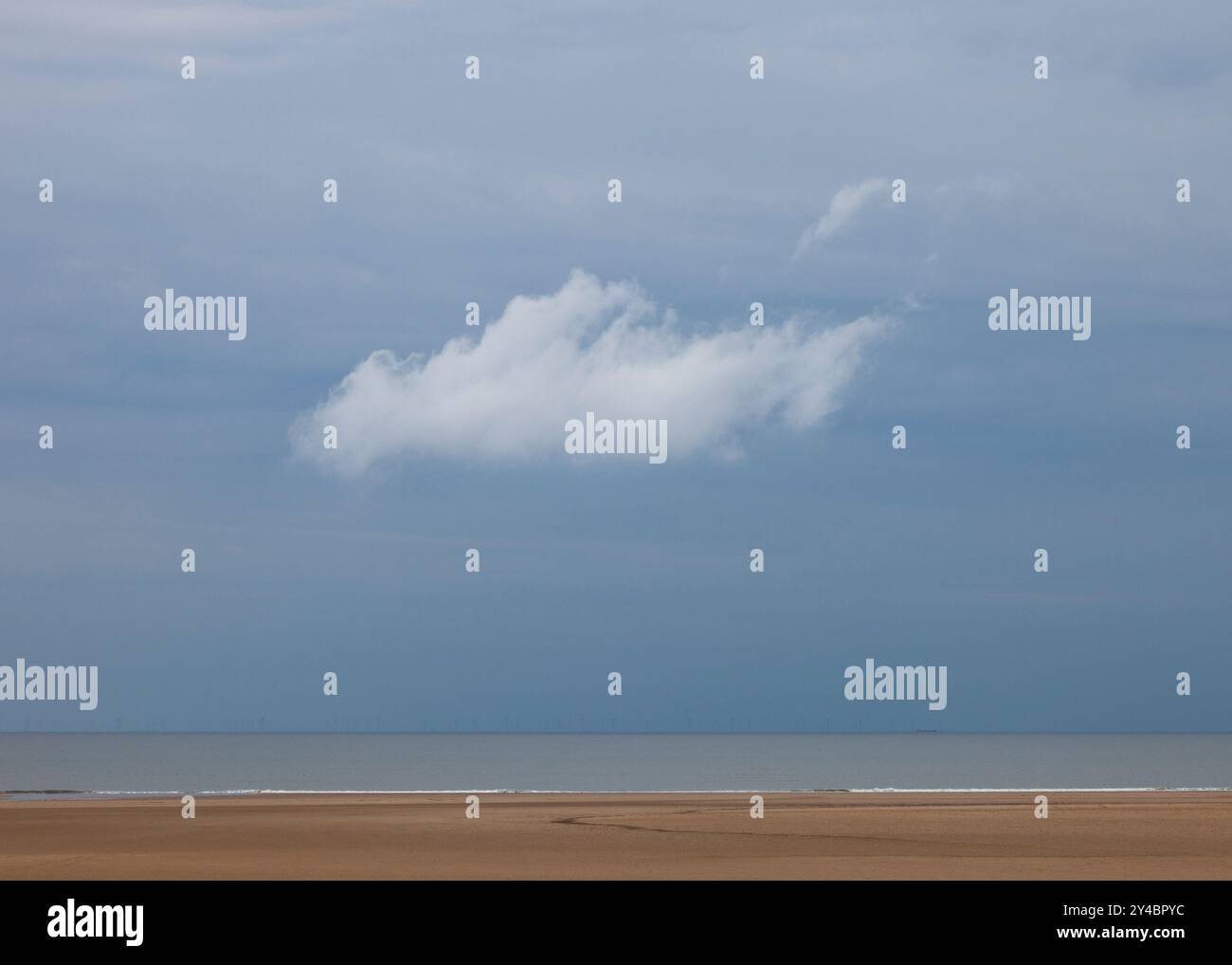 Spiaggia di Holkham con una nuvola di passaggio durante la bassa marea a Norfolk Inghilterra, Regno Unito Foto Stock