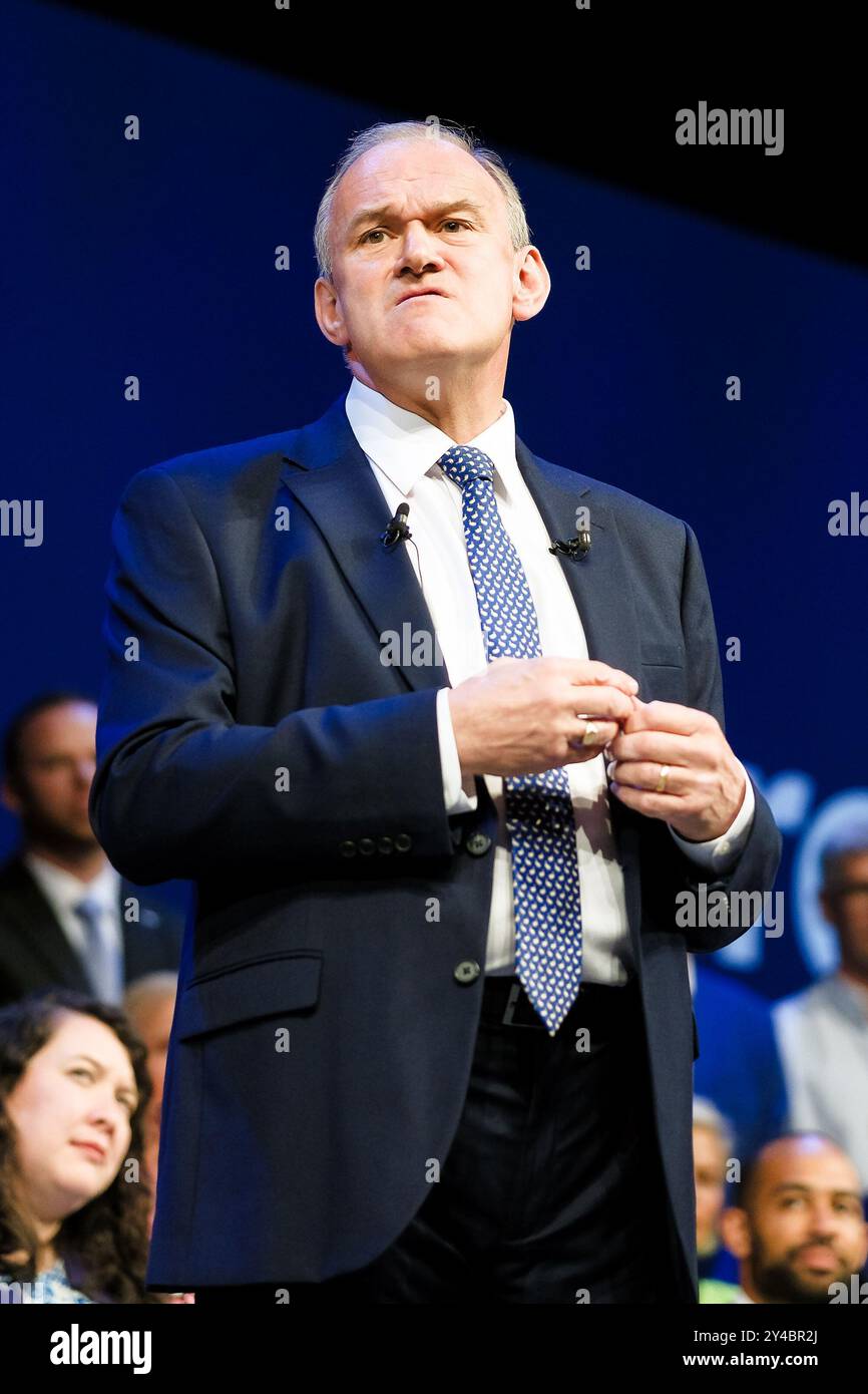 Brighton, Regno Unito. 17 settembre 2024. Ed Davey, leader dei Liberal Democratici, deputato per Kingston & Surbiton, fotografato alla Conferenza autunnale dei Liberal Democratici. Ed ha tenuto il suo discorso di apertura martedì pomeriggio per chiudere la conferenza. Ed ha invitato il governo a istituire una nuova “task force del servizio sanitario nazionale per l’inverno” per porre fine alle crisi invernali annuali del servizio sanitario. Foto di Julie Edwards./Alamy Live News Foto Stock