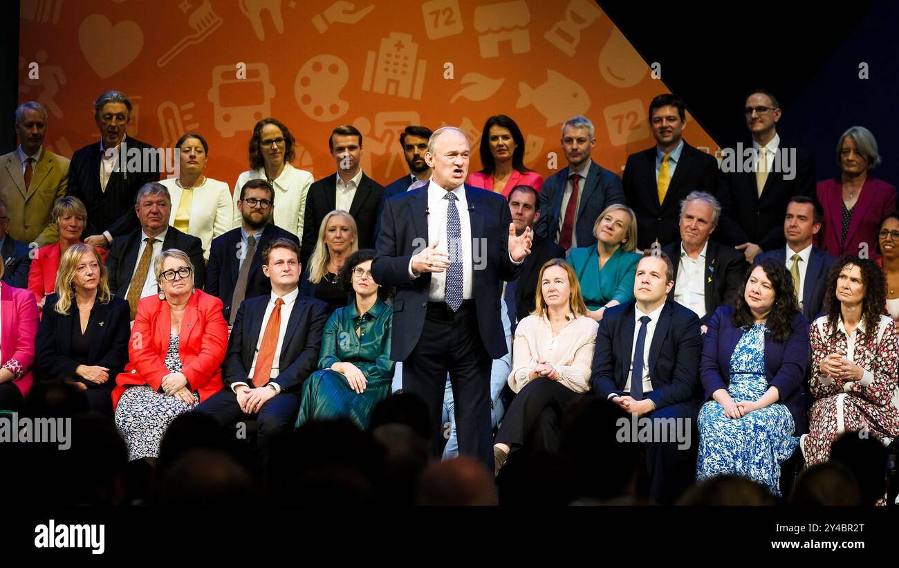 Brighton, Regno Unito. 17 settembre 2024. Ed Davey, leader dei Liberal Democratici, deputato per Kingston & Surbiton, fotografato alla Conferenza autunnale dei Liberal Democratici. Ed ha tenuto il suo discorso di apertura martedì pomeriggio per chiudere la conferenza. Ed ha invitato il governo a istituire una nuova “task force del servizio sanitario nazionale per l’inverno” per porre fine alle crisi invernali annuali del servizio sanitario. Foto di Julie Edwards./Alamy Live News Foto Stock