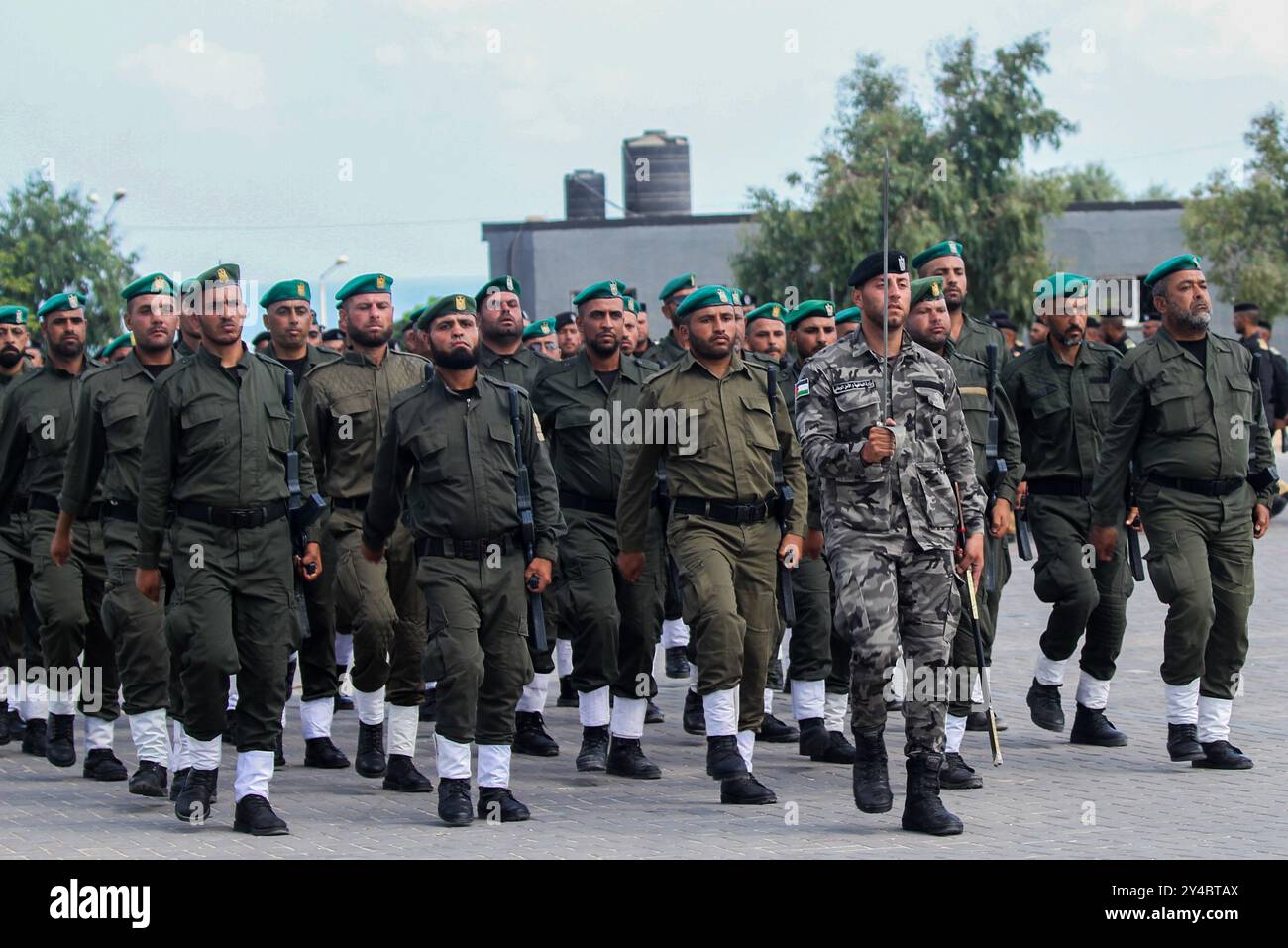 Gaza, Palestina. 20 luglio 2022. La direzione generale della formazione del ministero dell'interno e della sicurezza nazionale tiene una cerimonia di laurea a Gaza per gli ufficiali che hanno completato con successo il loro corso di formazione. Gli ufficiali appena laureati eseguirono esercitazioni per mostrare le loro abilità acquisite. La cerimonia si è svolta alla presenza del maggior generale Mohammed Khalaf, direttore generale della direzione. Alla cerimonia parteciparono i membri della famiglia degli ufficiali appena laureati Foto Stock