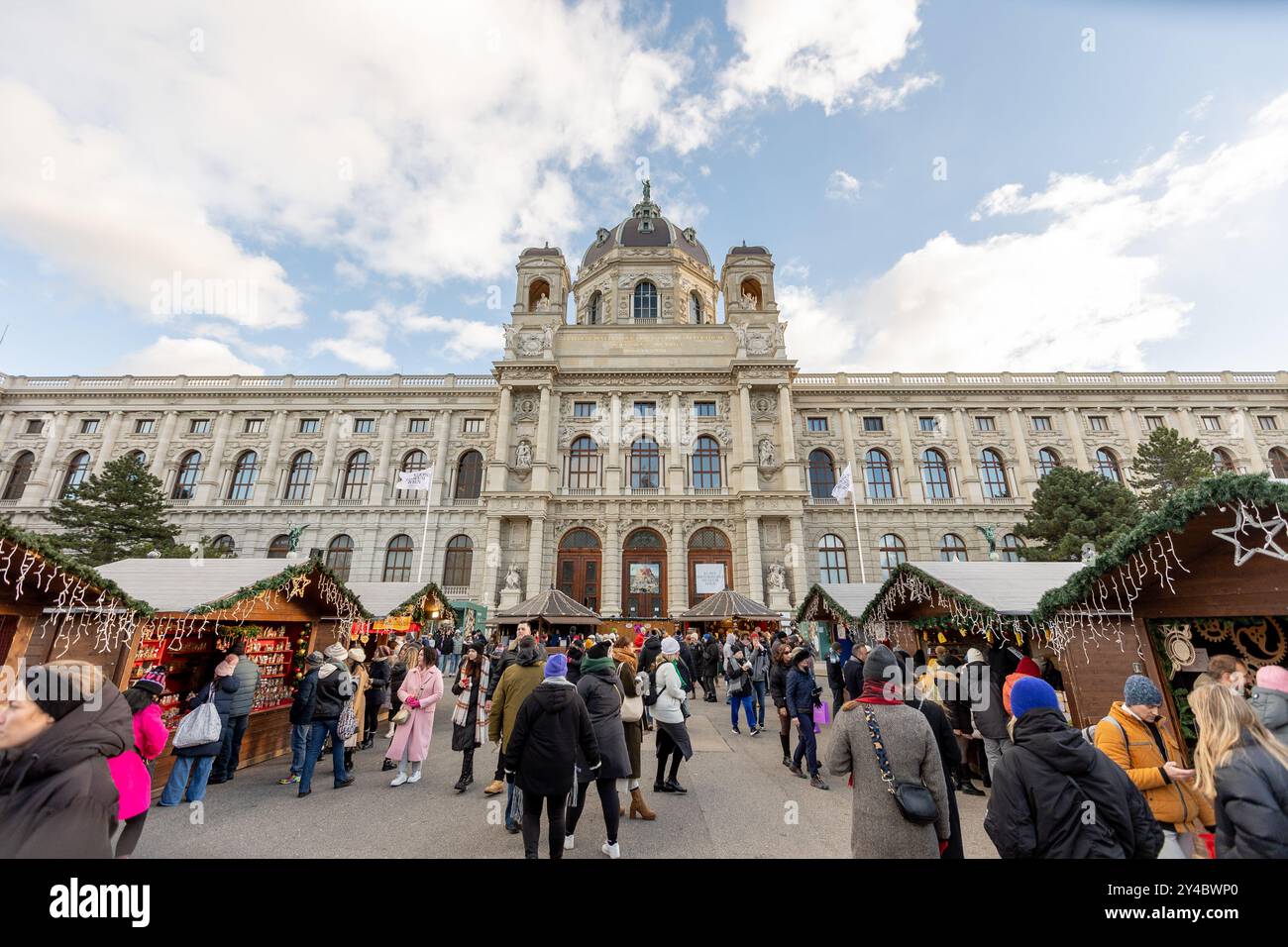 I visitatori passeggiano attraverso l'incantevole mercato di Natale di Vienna, circondato da luci festose e dallo storico Municipio della città Vecchia, catturando l'holida Foto Stock
