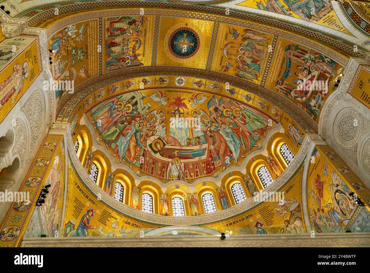 Belgrado, Serbia - 29 aprile 2024: Affreschi colorati e disegni intricati decorano vividamente la grande cupola della chiesa di Santa Sava, catturando religio Foto Stock