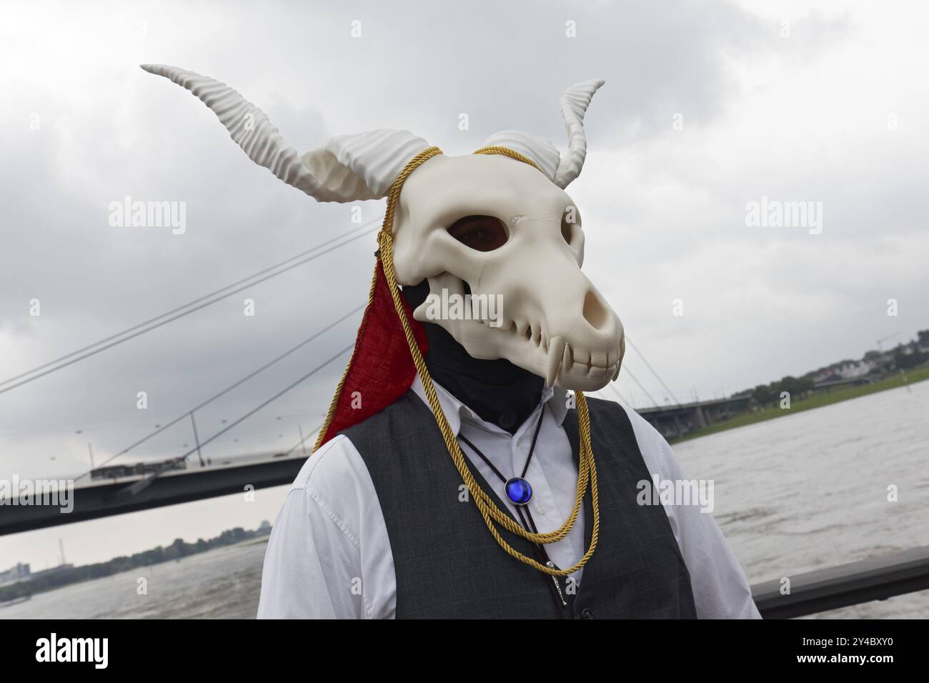 L'uomo in costume indossa maschera spaventosa, cranio con corna a vite, cosplay a Japantag Duesseldorf, Duesseldorf, Renania settentrionale-Vestfalia, Germania, Europa Foto Stock