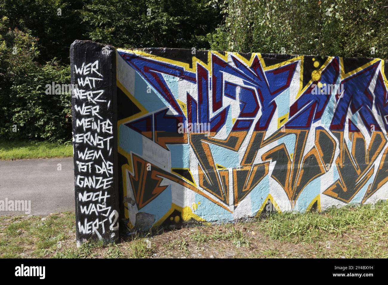 Graffiti con testo morale, compassione, sincerità e apprezzamento, Landschaftspark Duisburg -Nord, Duisburg, Renania settentrionale-Vestfalia, Germania, Europa Foto Stock
