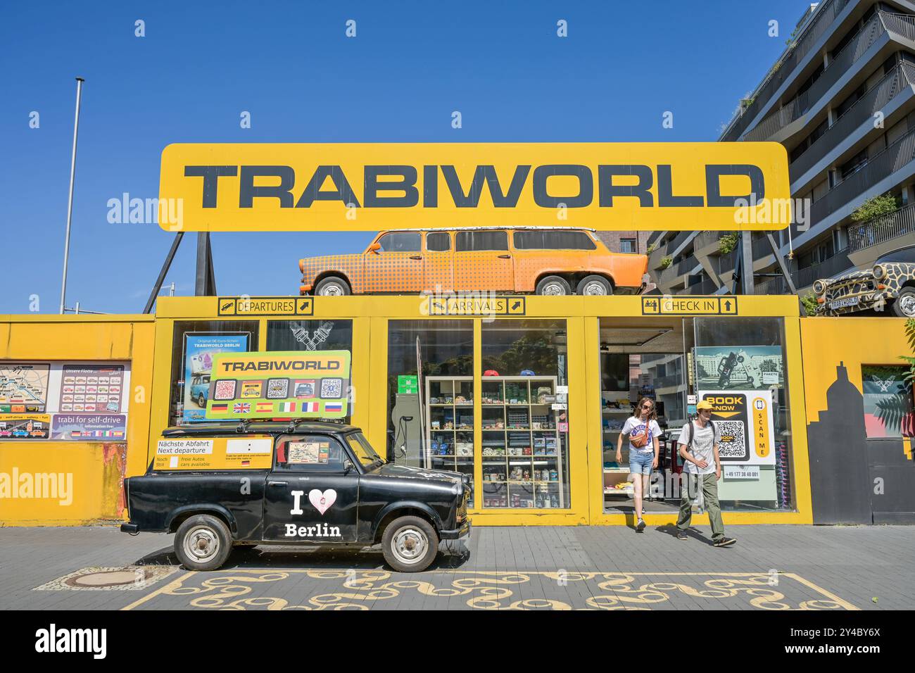 Trabi World, Zimmerstraße, Mitte, Berlino, Germania Foto Stock