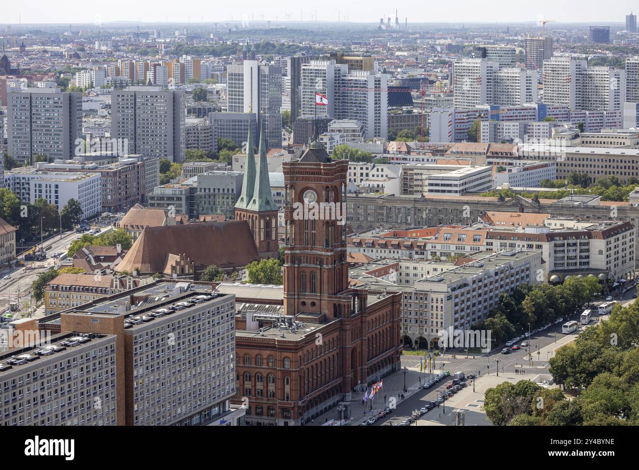 Vista sulla città. Vista del Rotes Rathaus, della Nikolaikirche e degli edifici prefabbricati. Berlino, Germania, Europa Foto Stock