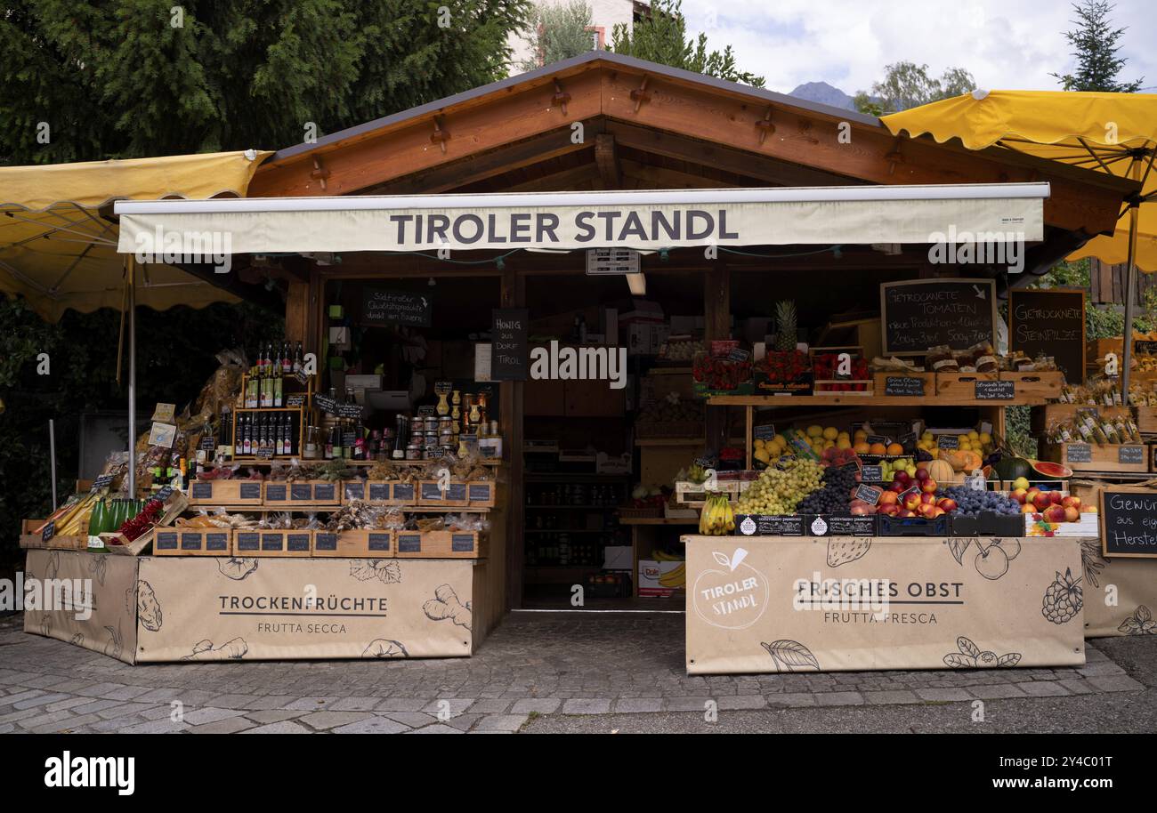 Stalla tirolese, stand di vendita con specialità tirolesi, frutta, pancetta, salsiccia, vino, retail, Tirolo, Tirolo, alto Adige, Provincia Autonoma B Foto Stock Stalla tirolese, stand di vendita con specialità tirolesi, frutta, pancetta, salsiccia, vino, retail, Tirolo, Tirolo, alto Adige, Provincia Autonoma B Foto Stock
