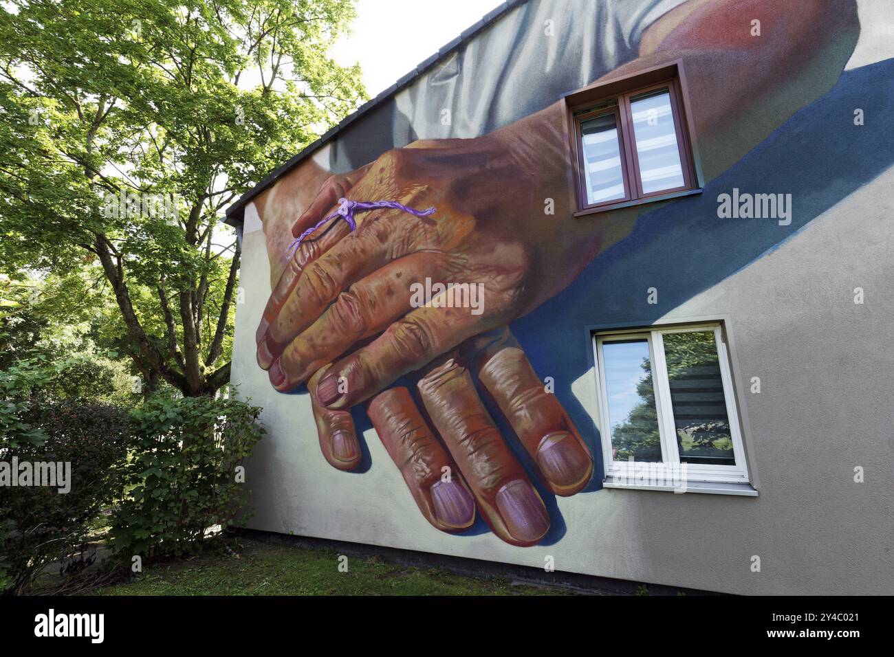 Mani di un vecchio con un nastro viola di Alzheimer, murale dell'artista di strada Case Maclaim, 40 Grad Urban Art Festival, Duesseldorf, North Rhine-Wes Foto Stock