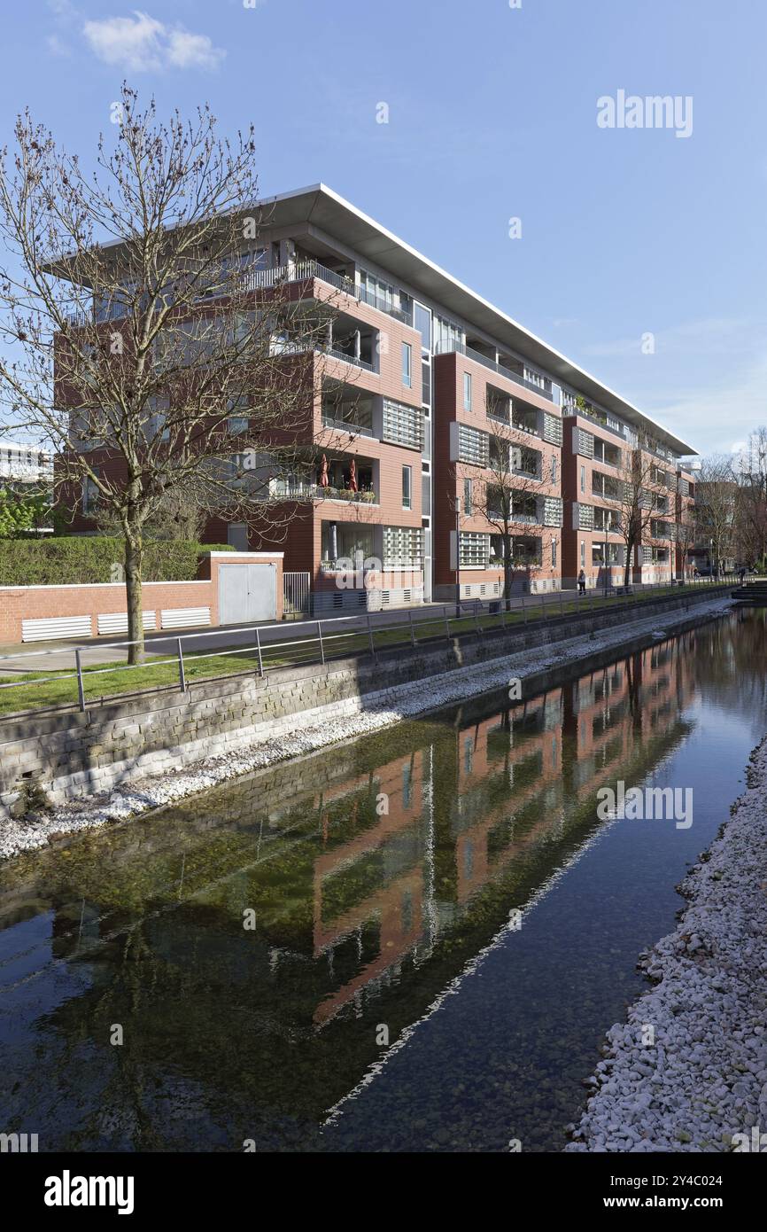 Appartamenti sul lato del canale nel porto interno di Duisburg, basati sul piano generale degli architetti Foster and Partners London, Duisburg, Renania settentrionale-Vestfalia, Ger Foto Stock