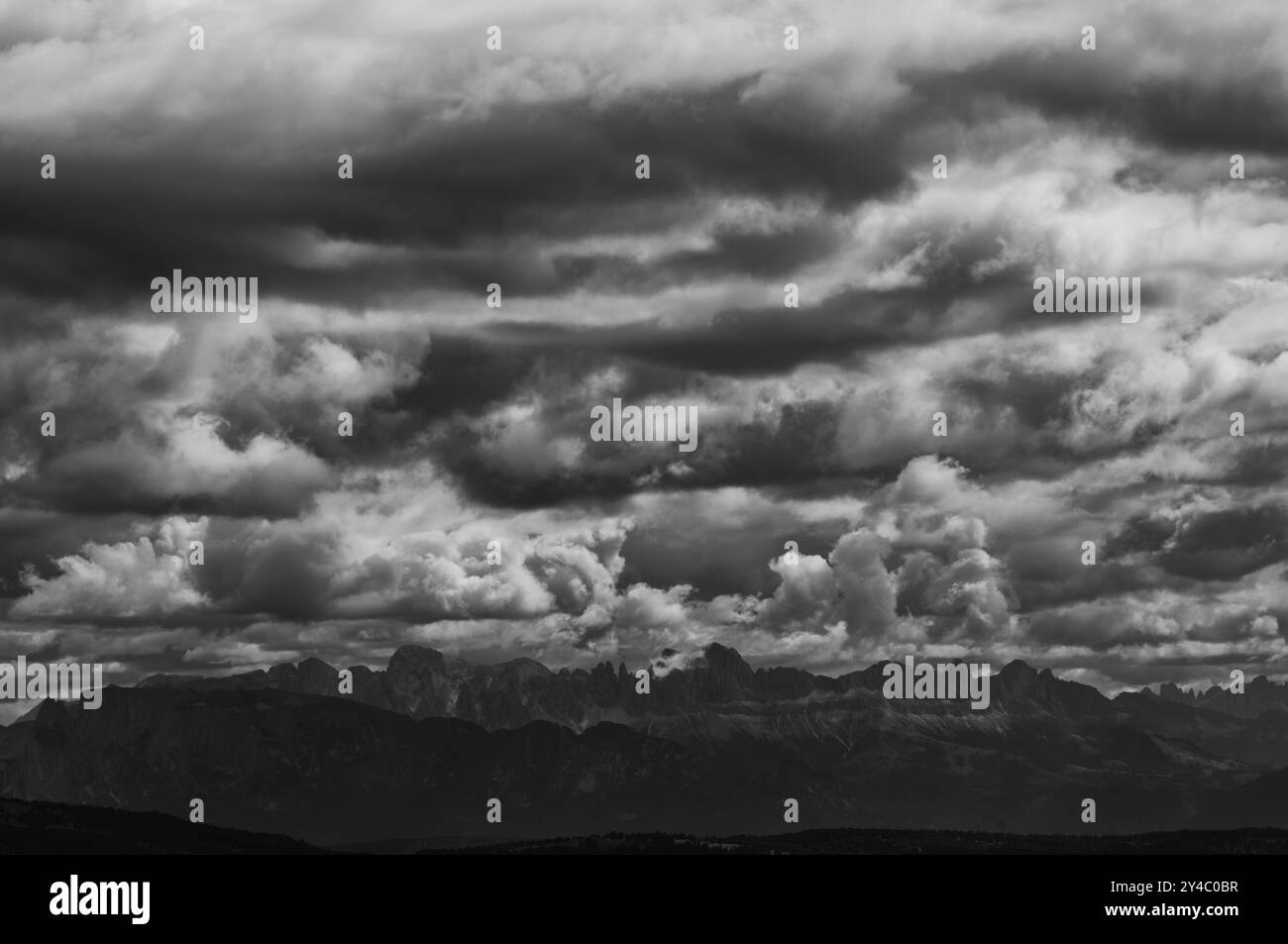 Vista dal sentiero panoramico sul Vigiljoch verso la catena montuosa del roseto, le Dolomiti, le nuvole spettacolari, bianco e nero, vicino a Lana, alto Adige, Foto Stock