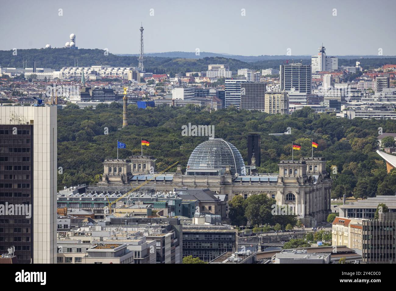 Vista del Reichstag con bandiera tedesca, torre radio e centro fieristico ICC. Vista sulla città. Berlino, Germania, Europa Foto Stock