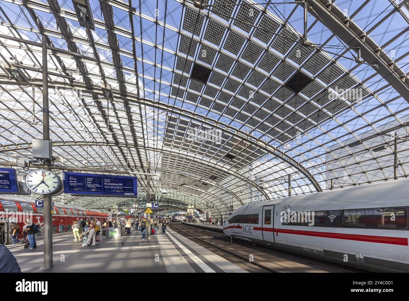 Stazione centrale con piattaforma con tetto in vetro con impianto fotovoltaico integrato, ICE, Berlino, Germania, Europa Foto Stock