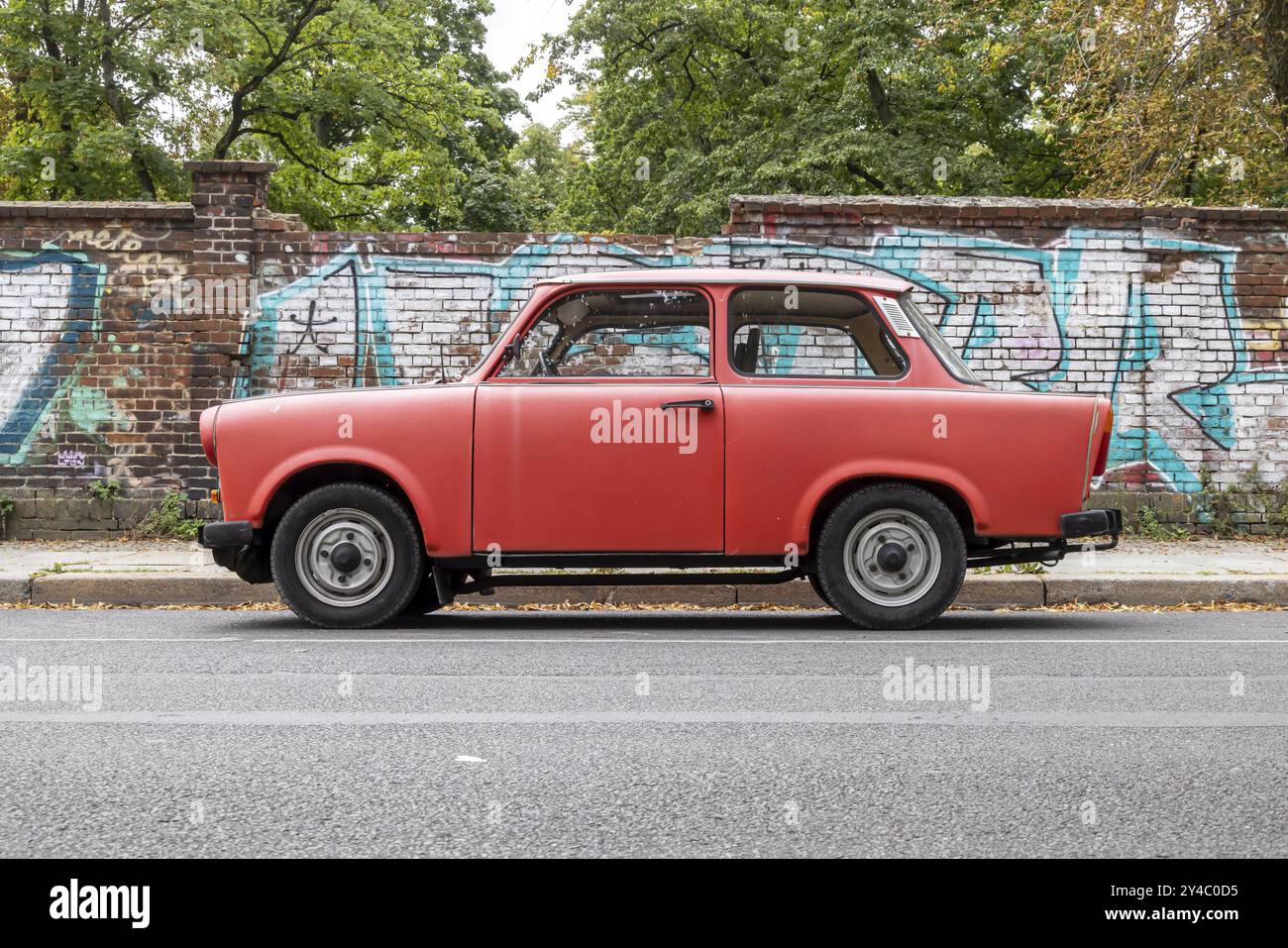 Trabant. Memoriale del muro di Berlino, vista e ricordo della divisione del muro di Berlino e delle vittime al confine. Bernauer Strasse, Berlino, GE Foto Stock