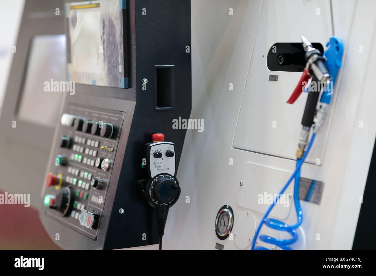 Primo piano del centro di lavoro CNC per la lavorazione dei metalli. Messa a fuoco selettiva. Foto Stock