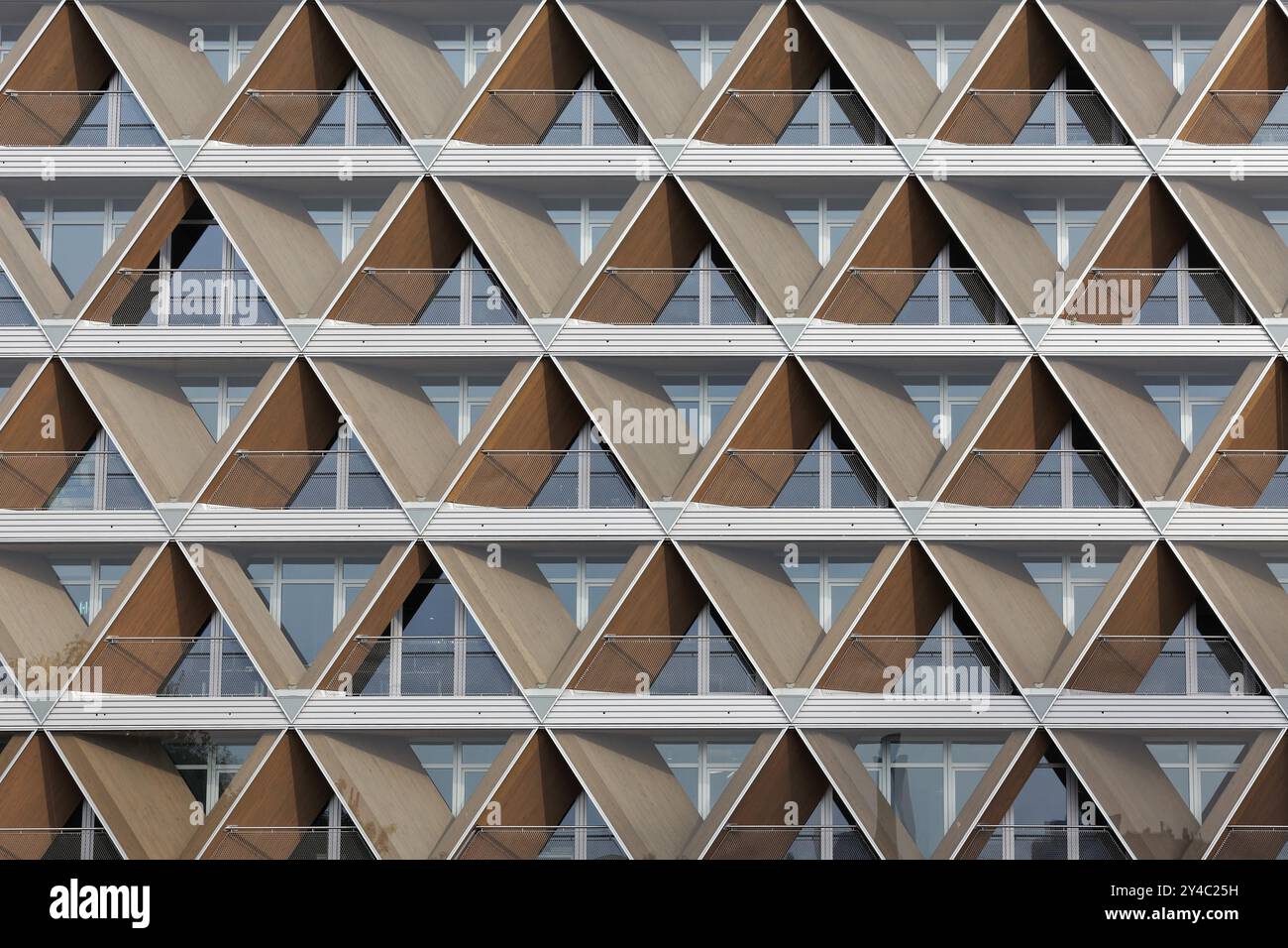 Facciata con struttura a nido d'ape, edificio per uffici The Cradle by HPP Architekten, innovativa costruzione ibrida in legno, edificio sostenibile, Duesseld Foto Stock