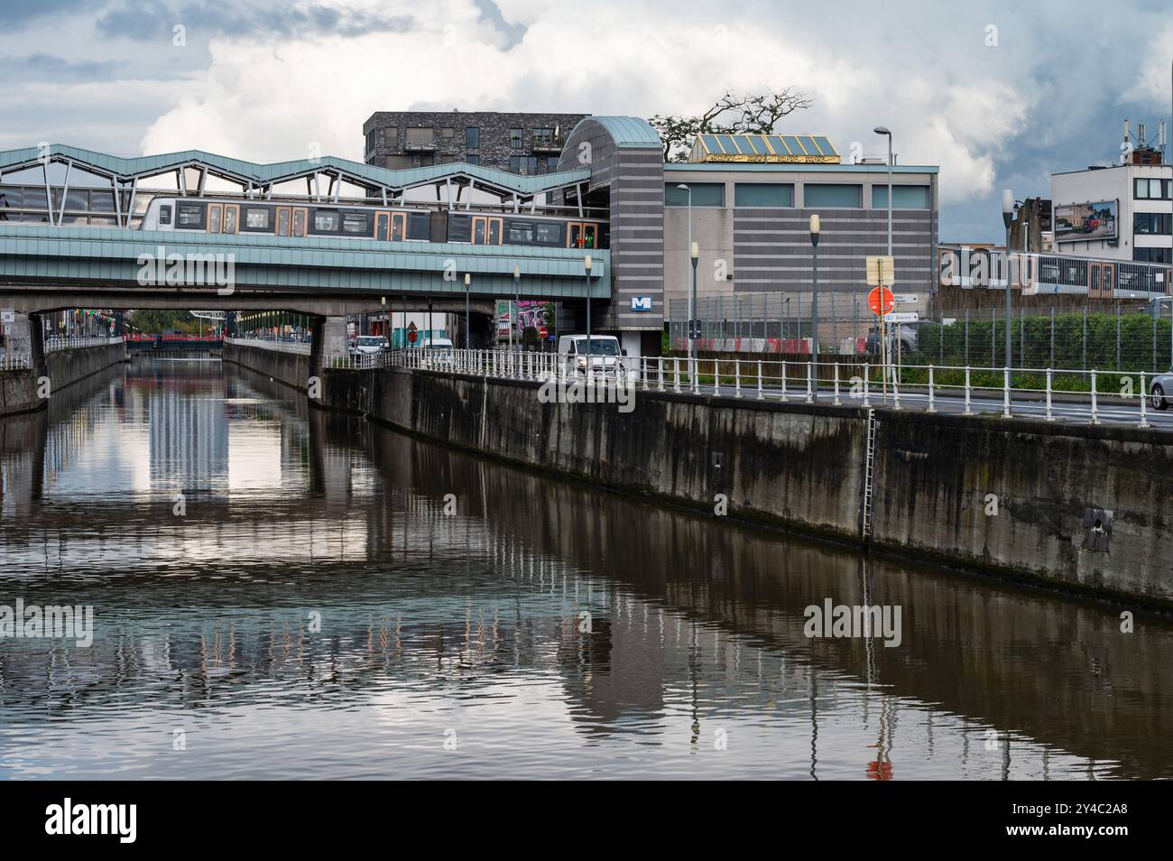 Anderlecht, Bruxelles capitale, Belgio, 13 settembre 2024 - il canale e la stazione della metropolitana di Delacroix con nuvole piovose Foto Stock