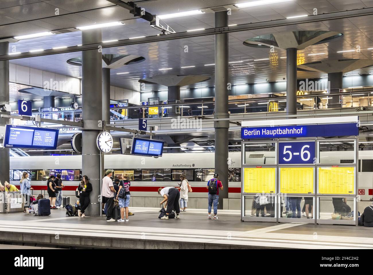 Stazione centrale di Berlino, banchina con banchina, insegna della stazione e GHIACCIO. Berlino, Germania, Europa Foto Stock