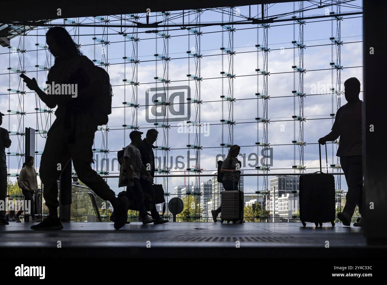 Stazione centrale, viaggiatori di fronte alla facciata in vetro con il logo della Deutsche Bahn AG. Berlino, Germania, Europa Foto Stock