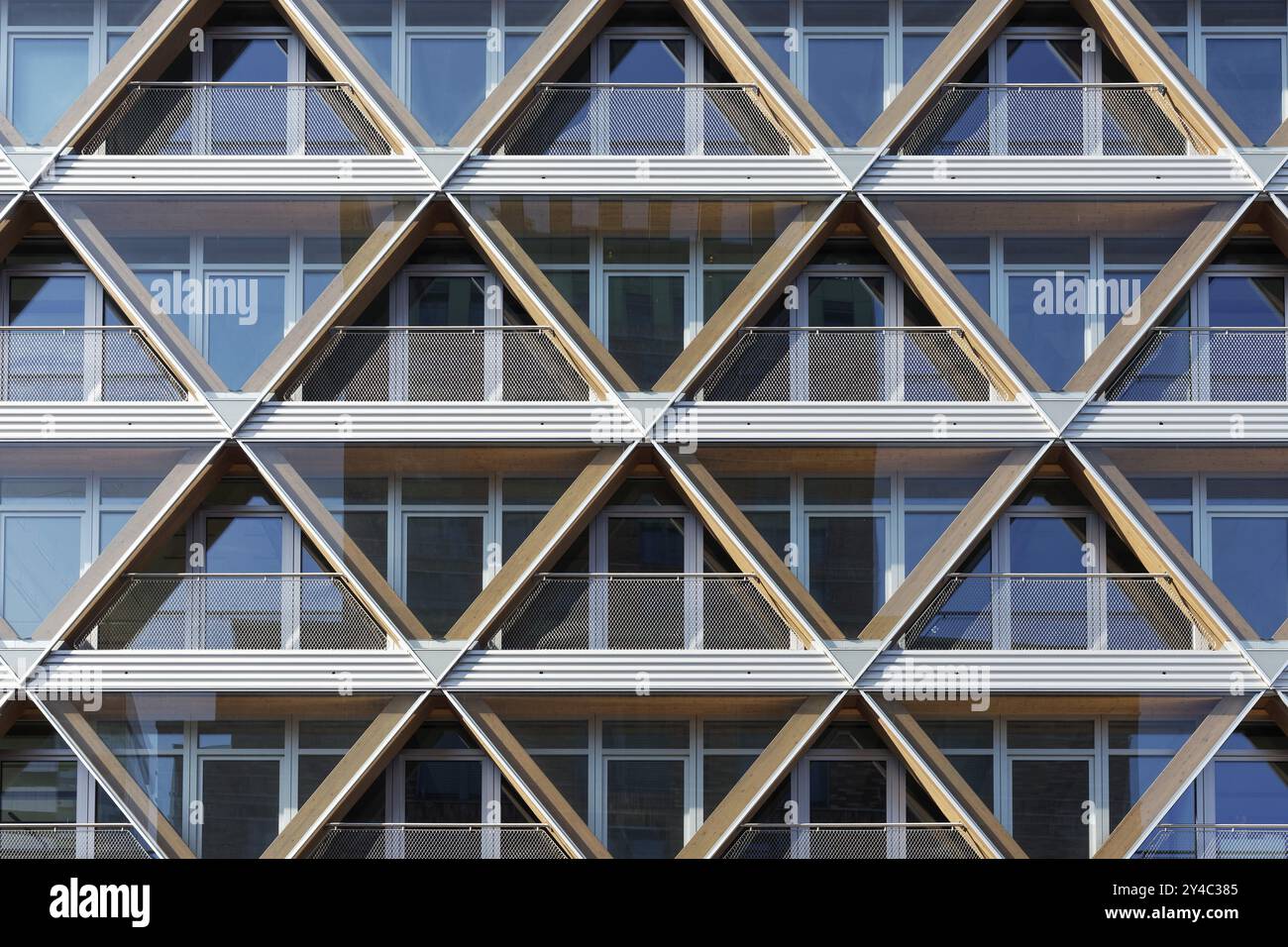 Facciata con struttura a nido d'ape, edificio per uffici The Cradle, innovativo edificio ibrido in legno di HPP Architekten, costruzione sostenibile, Duesseld Foto Stock