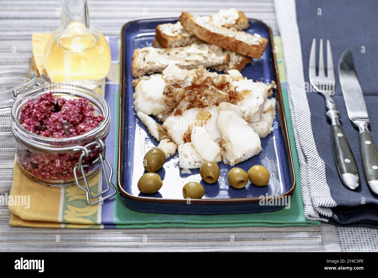 Filetto di merluzzo fritto con insalata di quinoa con barbabietole e semi di chia Foto Stock