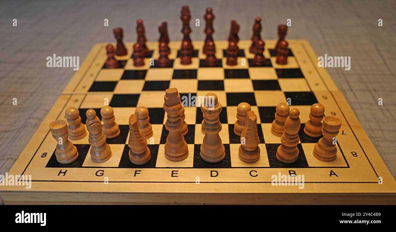 Una scacchiera semplice con tutti i pezzi nel posto giusto. Può essere collassato con spazio per i pezzi degli scacchi Foto Stock