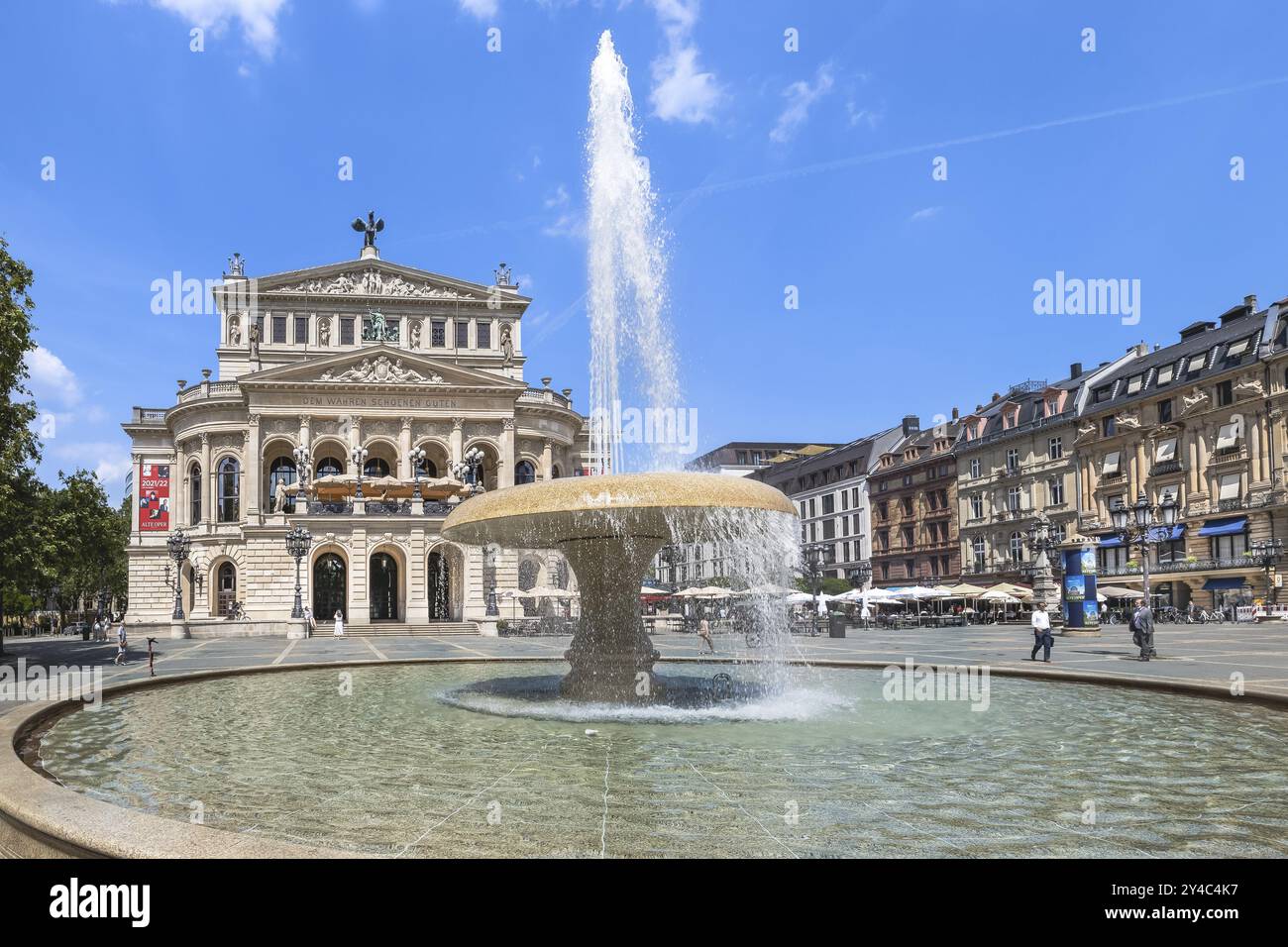 Piazza dell'Opera di Francoforte con il Vecchio Teatro dell'Opera e la Fontana di Lucae a Francoforte sul meno Foto Stock