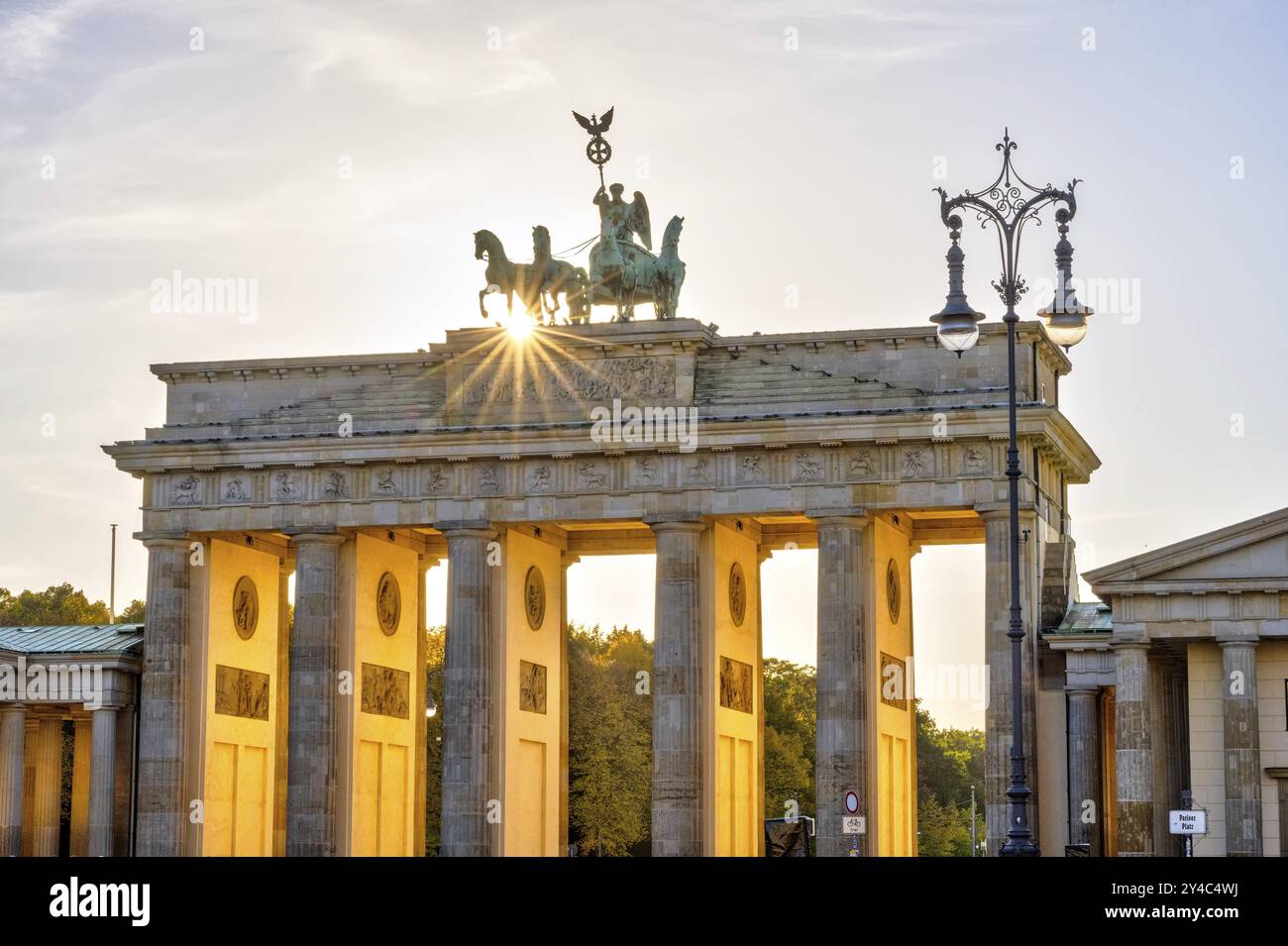 La famosa Brandenburg Tor di Berlino con gli ultimi raggi di sole davanti al tramonto Foto Stock