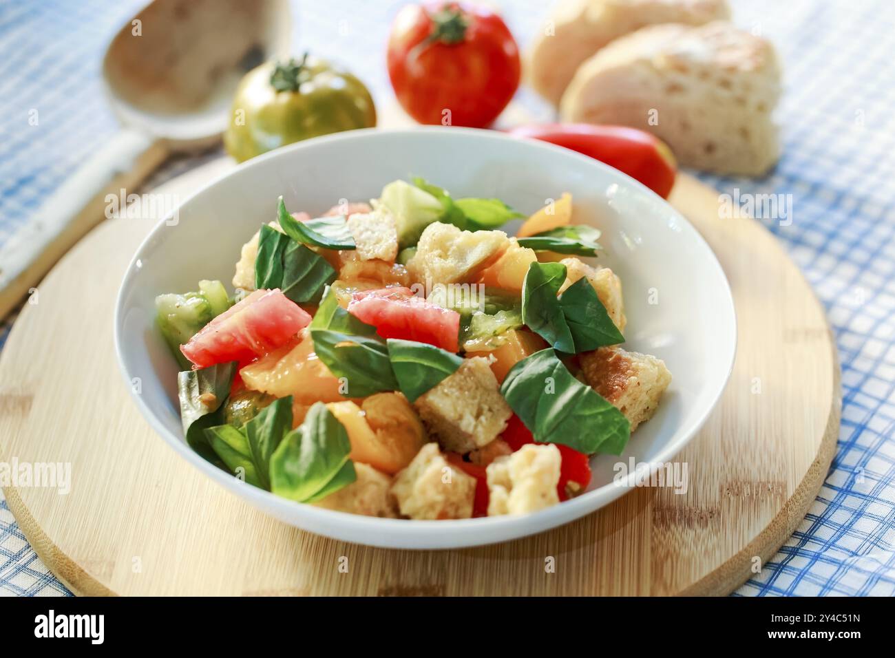 Colorata insalata di pane al pomodoro con basilico in un recipiente bianco Foto Stock