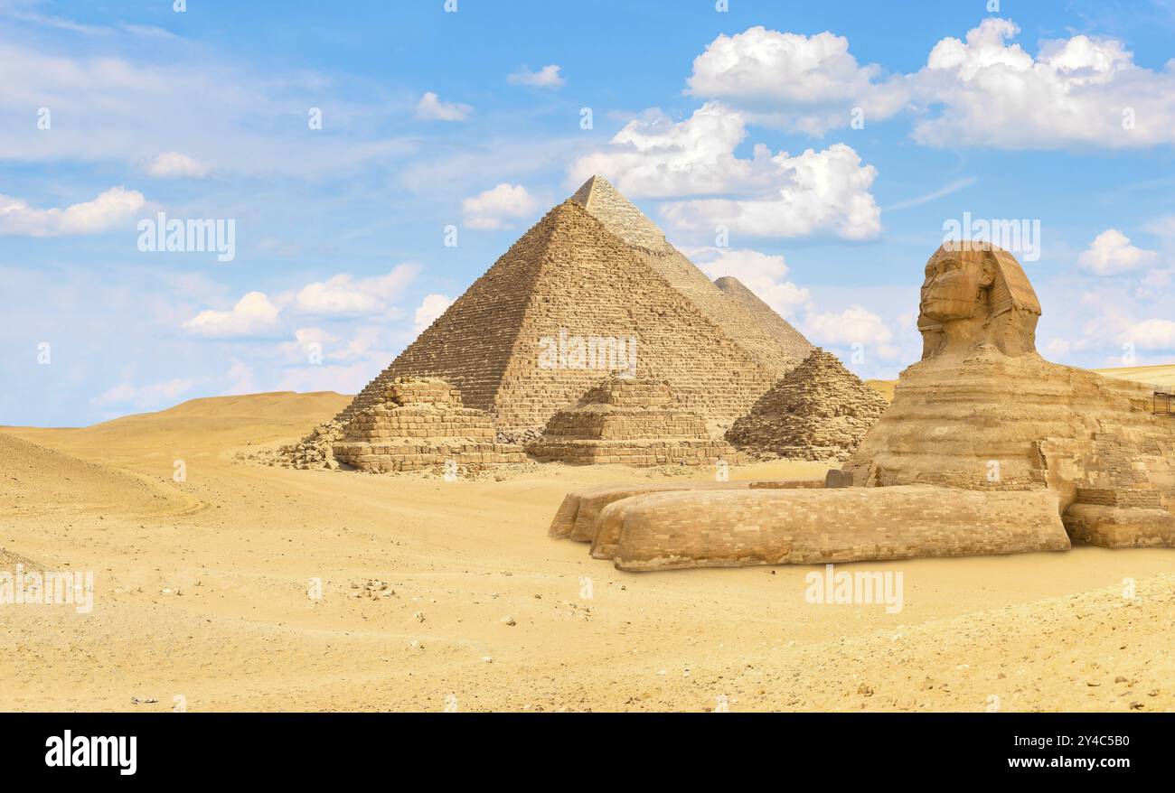 Antiche piramidi e Sfinge nel deserto di Giza, Egitto, Africa Foto Stock