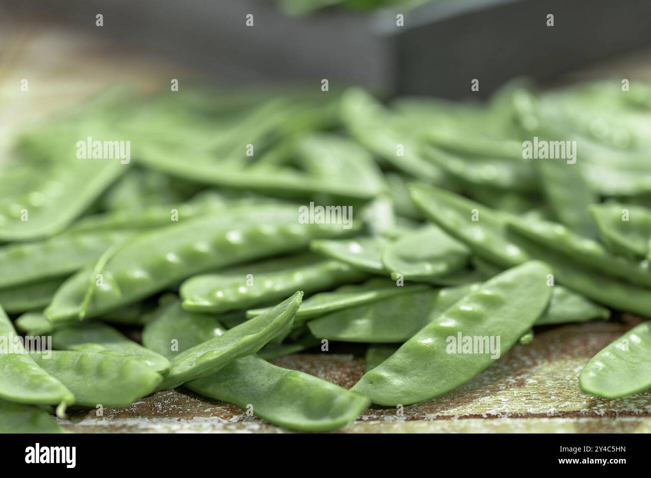 Piselli con zucchero con sfondo rustico Foto Stock