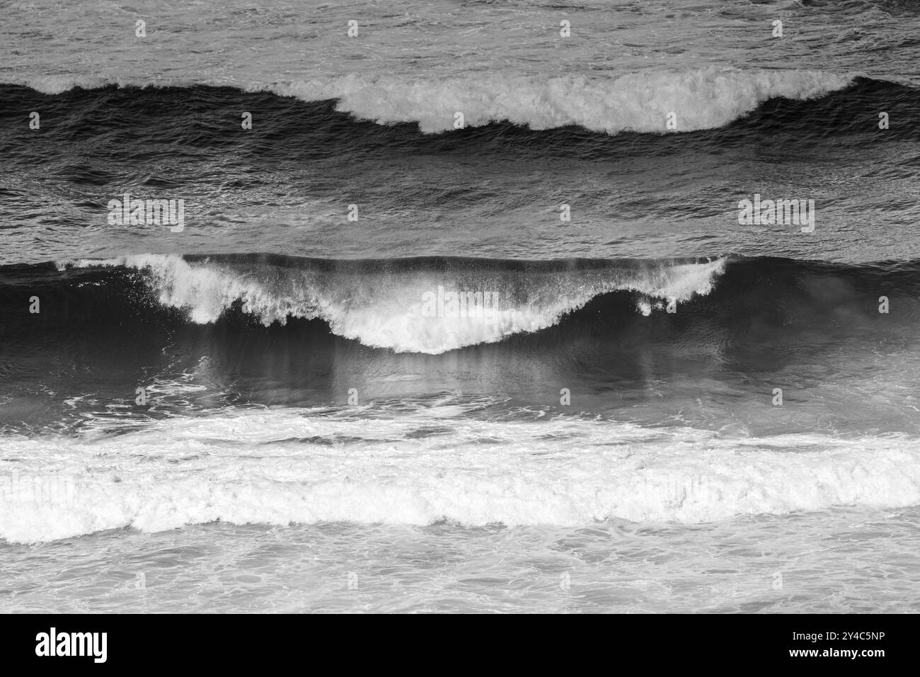 Onde forti sulla riva del mare Foto Stock