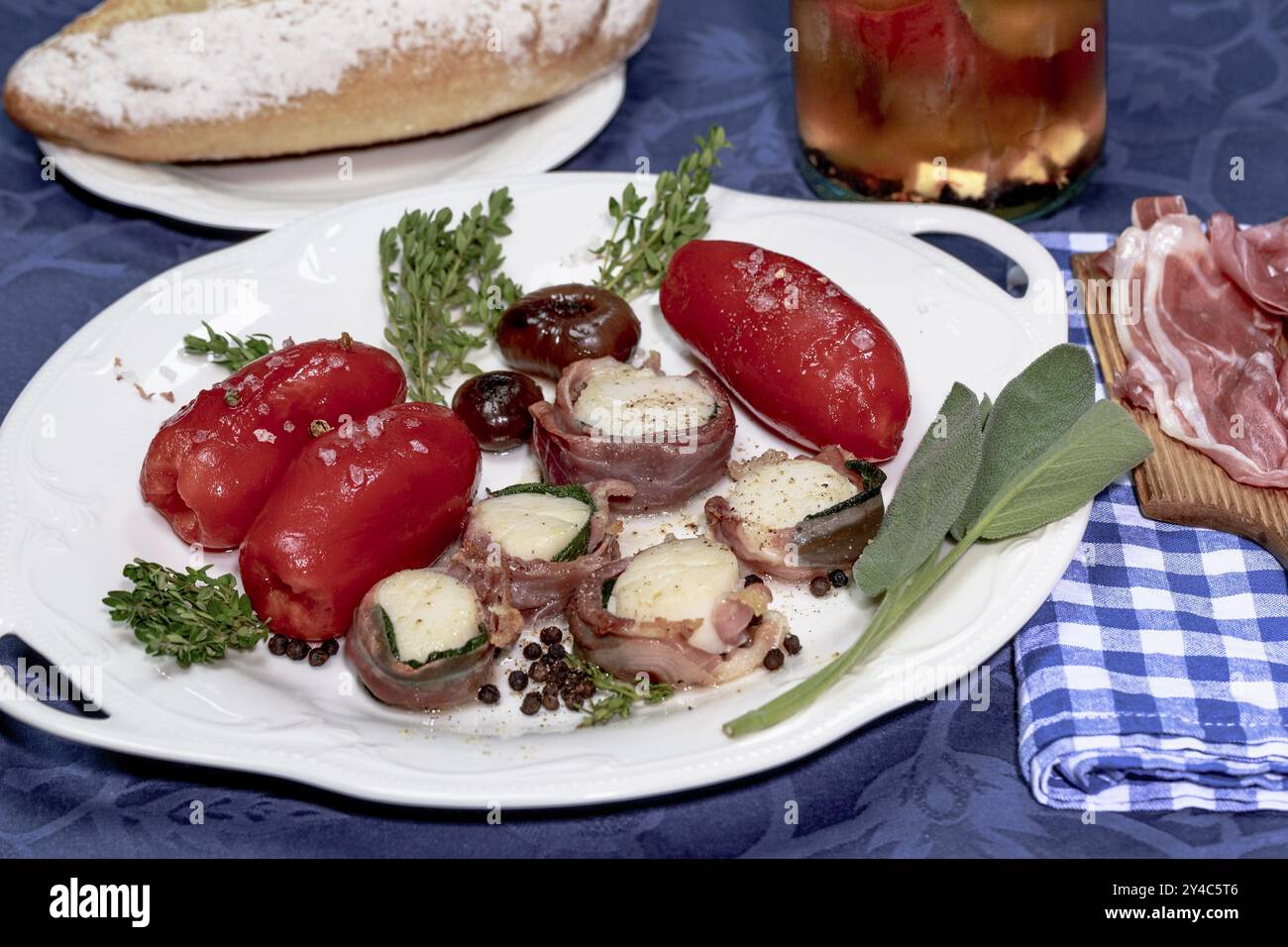 Confit dei pomodori San Marzano con saltimbocca di capesante Foto Stock