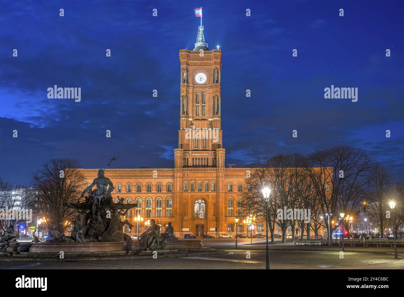 Il famoso Rotes Rathaus, il municipio di Berlino, di notte Foto Stock