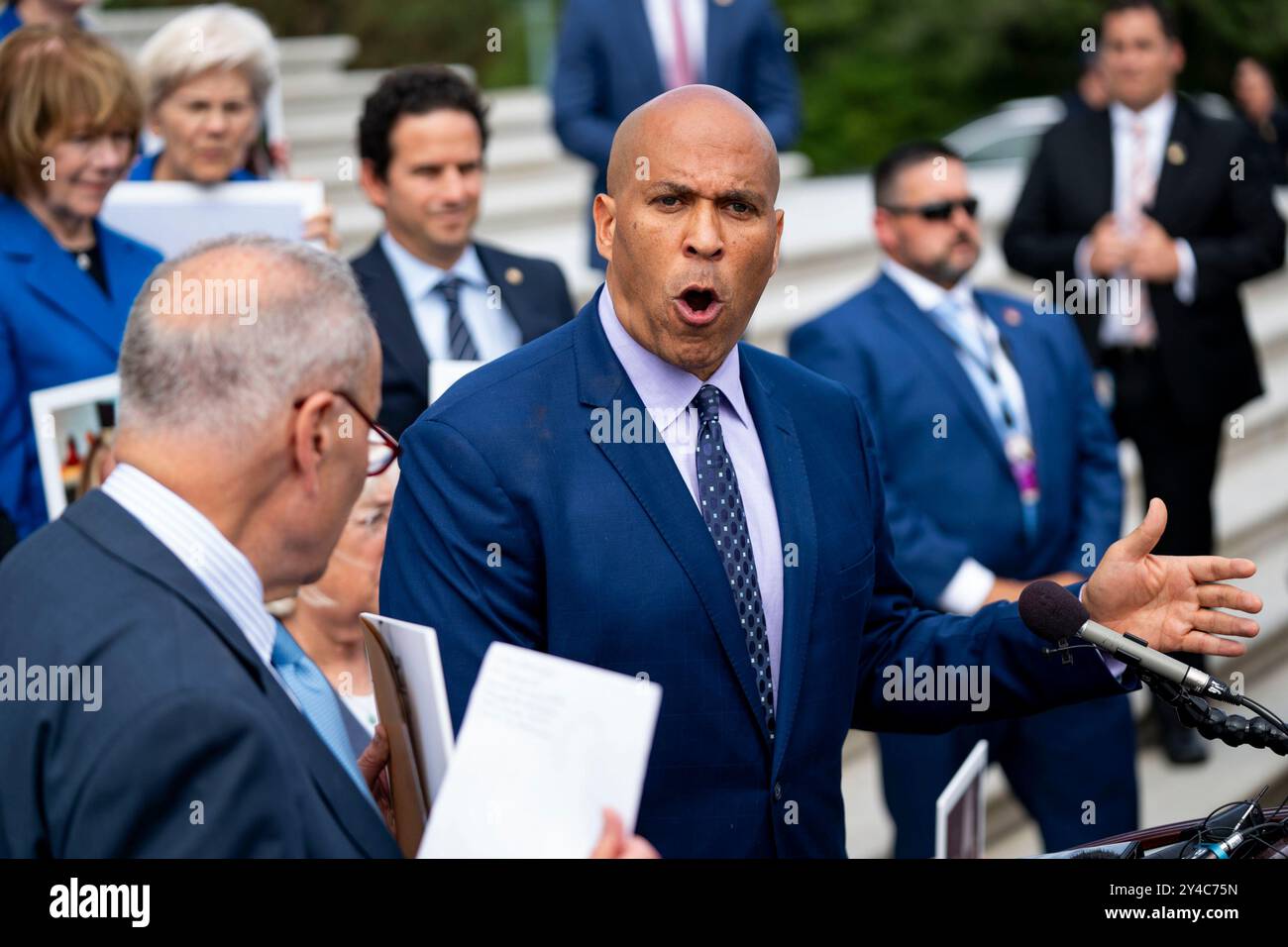 Washington, Stati Uniti. 17 settembre 2024. Il senatore Cory Booker, D-NJ, parla durante una conferenza stampa con altri democratici del Senato in vista di un voto del Senato che codificherebbe le protezioni federali per i trattamenti di fecondazione in vitro (IVF) fuori dal Campidoglio degli Stati Uniti a Washington, DC, martedì 17 settembre 2024. Foto di Bonnie Cash/UPI credito: UPI/Alamy Live News Foto Stock