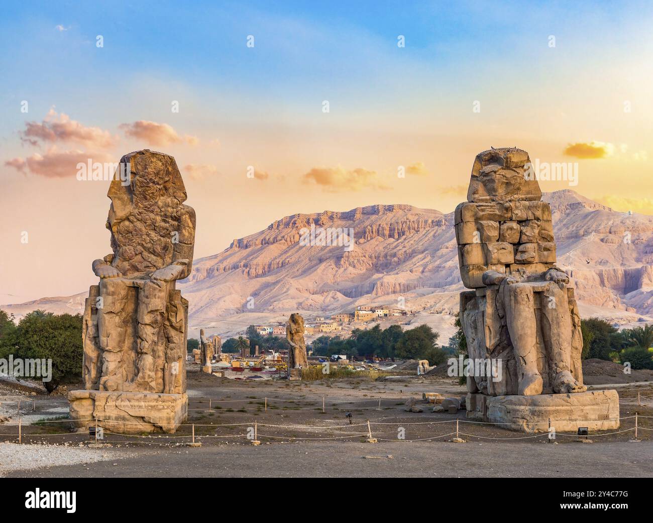 Alba sui Colossi di Memnone a Luxor, Egitto, Africa Foto Stock