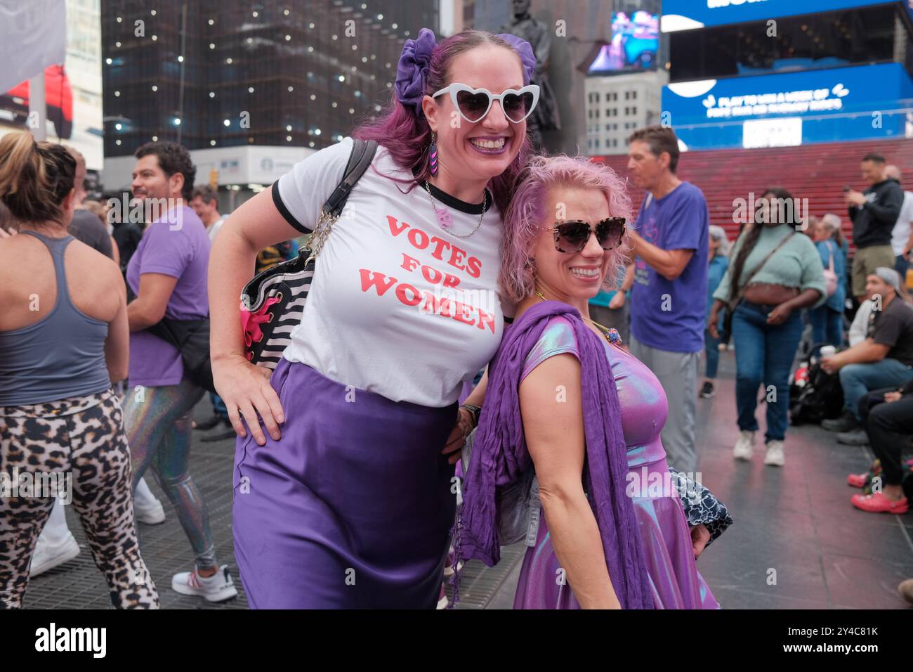 New York, New York, Stati Uniti. 17 settembre 2024. La comunità di Daybreaker ha portato la sua festa di ballo US Purple Tour Let's Party ai sondaggi nell'iconica Sony Hall vicino a Times Square. Un partito di unità come unico partito che conta è unire rosso, bianco e blu e tutto ciò che c'è in mezzo. Registratevi e votate a novembre. Hanno chiesto la partecipazione alle elezioni indipendentemente dall'afiliazione del partito democratico, dalla ripubblicazione, liberale o conservatore. Per portare gioia e azione alle prossime elezioni, stava festeggiando nella Sony Hall e poi per le strade di Times Square. (Immagine di credito: © Milo Hess/ZUMA Press Wire) E. Foto Stock