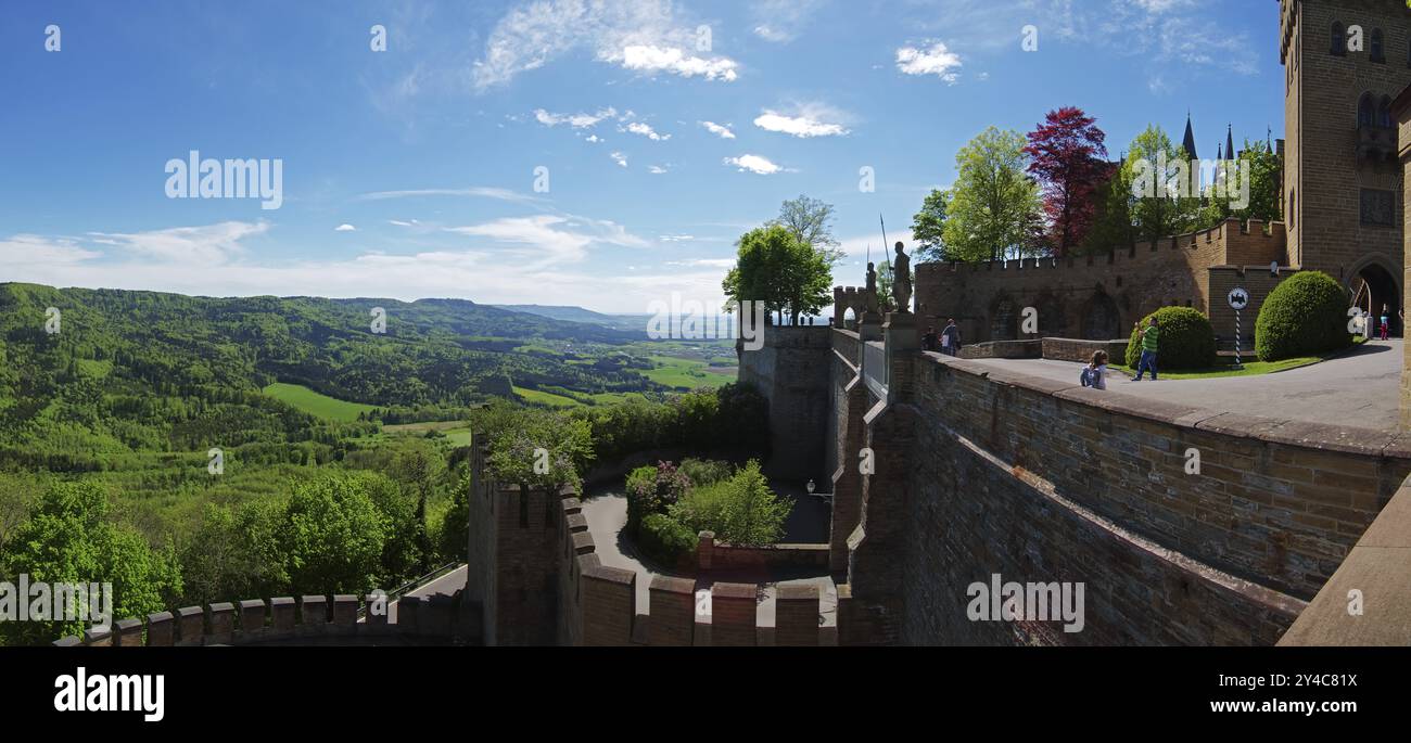 Sali fino al castello e al punto di osservazione del Corno Zeller con la porta-torre del castello di Hohenzollern. L'Albtrauf sullo sfondo Foto Stock
