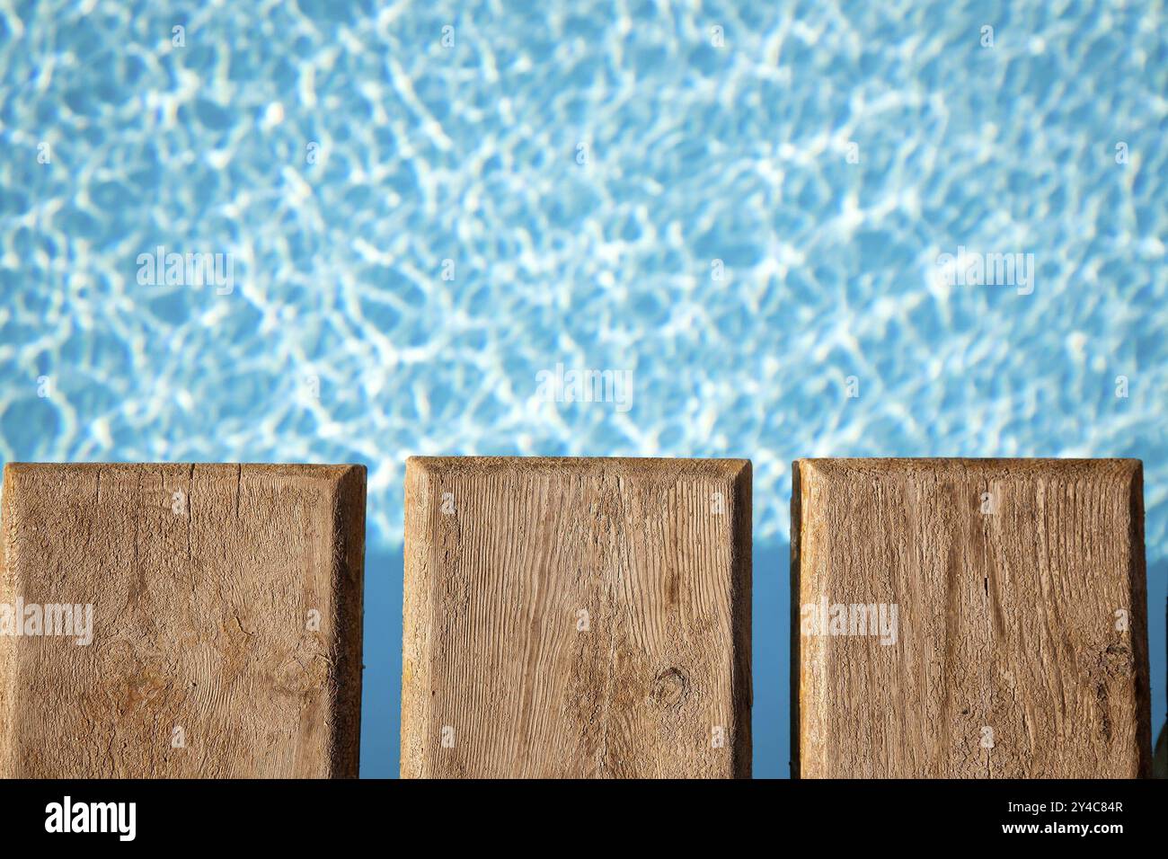 Parte del ponte di legno sopra la piscina. Sfondo estivo Foto Stock