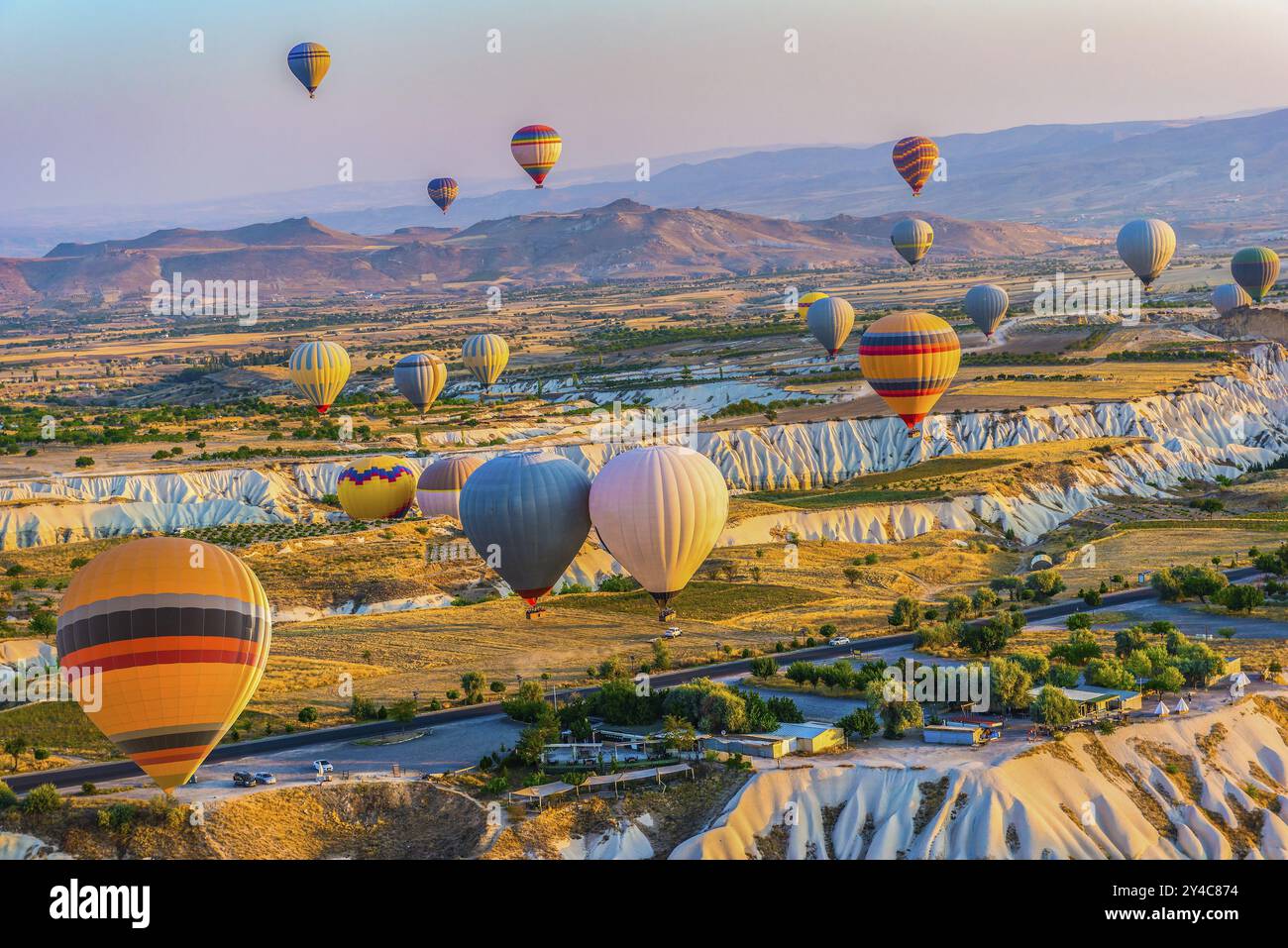 Volare in mongolfiera in Cappadocia, Turchia, Asia Foto Stock