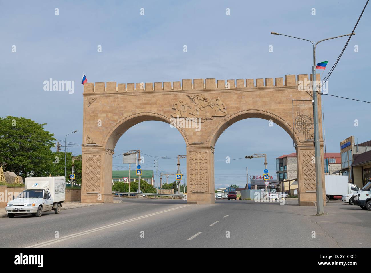DERBENT, RUSSIA - 10 MAGGIO 2024: Il cancello ad arco all'ingresso di Derbent in una mattina di maggio Foto Stock