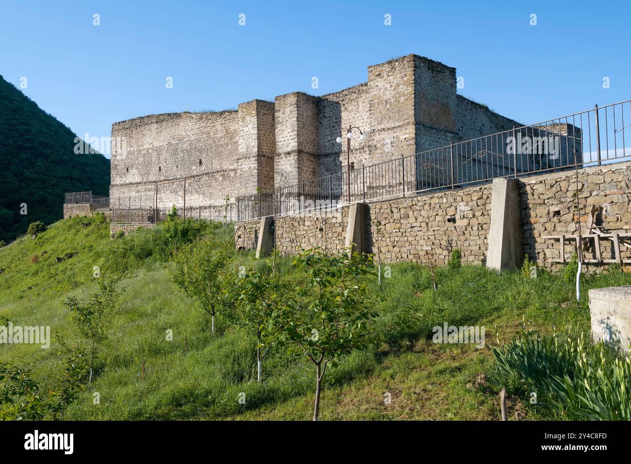 Vista dell'antica fortezza dei sette Fratelli e di una sorella in una soleggiata mattinata di maggio. Khuchni. Repubblica del Daghestan Foto Stock