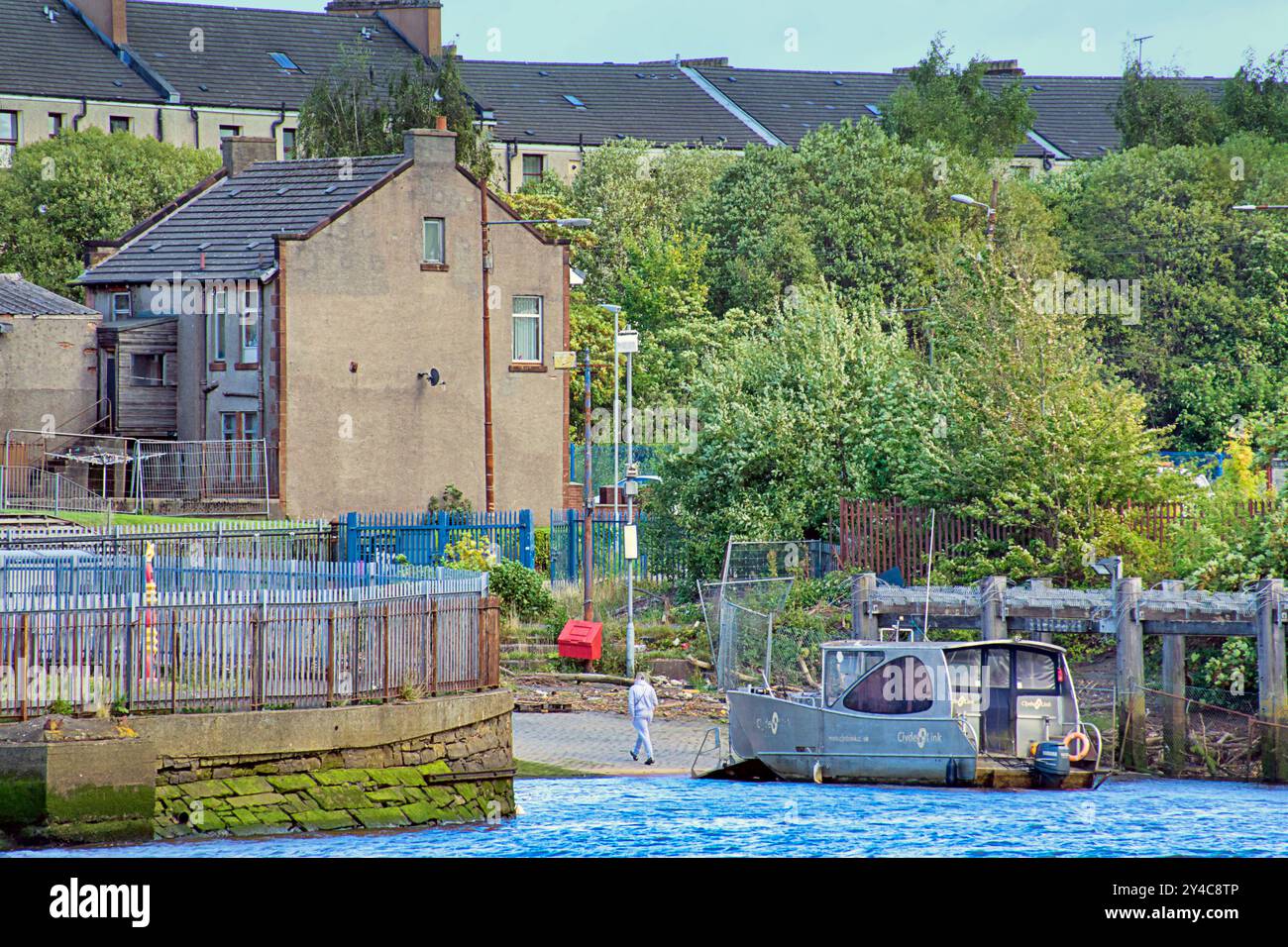 Glasgow, Scozia, Regno Unito. 14 settembre 2024. Il secondo nuovo ponte dopo Partick Pedestrian arriva il Renfrew Bridge, il primo ponte stradale di apertura sul fiume Clyde, che si aprirà alla fine dell'anno, è stato raffigurato chiuso oggi mentre i lavori proseguono sulle nuove strade che vi conducono. Il traghetto renfrew molto amato a 100 metri a monte potrebbe chiudere, ma il traghettatore nella foto non lo sa. Credit Gerard Ferry/Alamy Live News Foto Stock